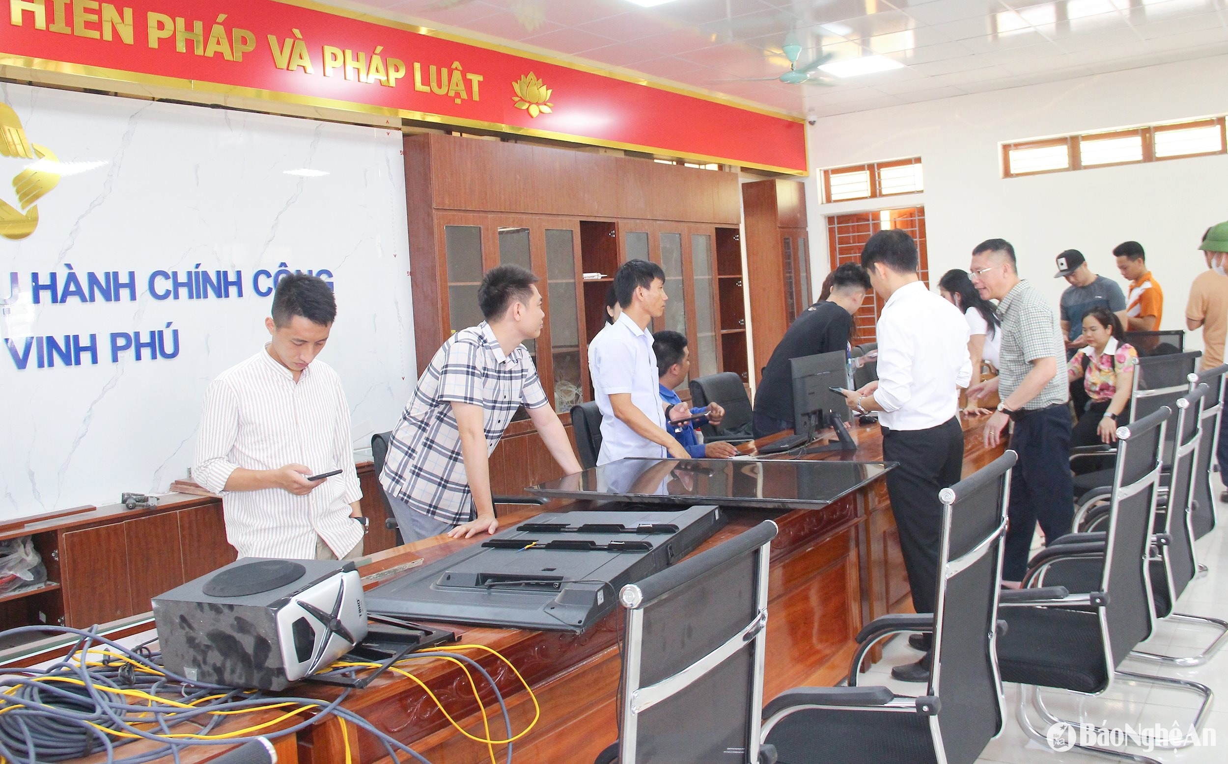 bna_-lap-dat-he-thong-may-tinh-ti-vi-tai-trung-tam-phuc-vu-hanh-chinh-cong-phuong-vinh-phu.-anh-mai-hoa.jpg