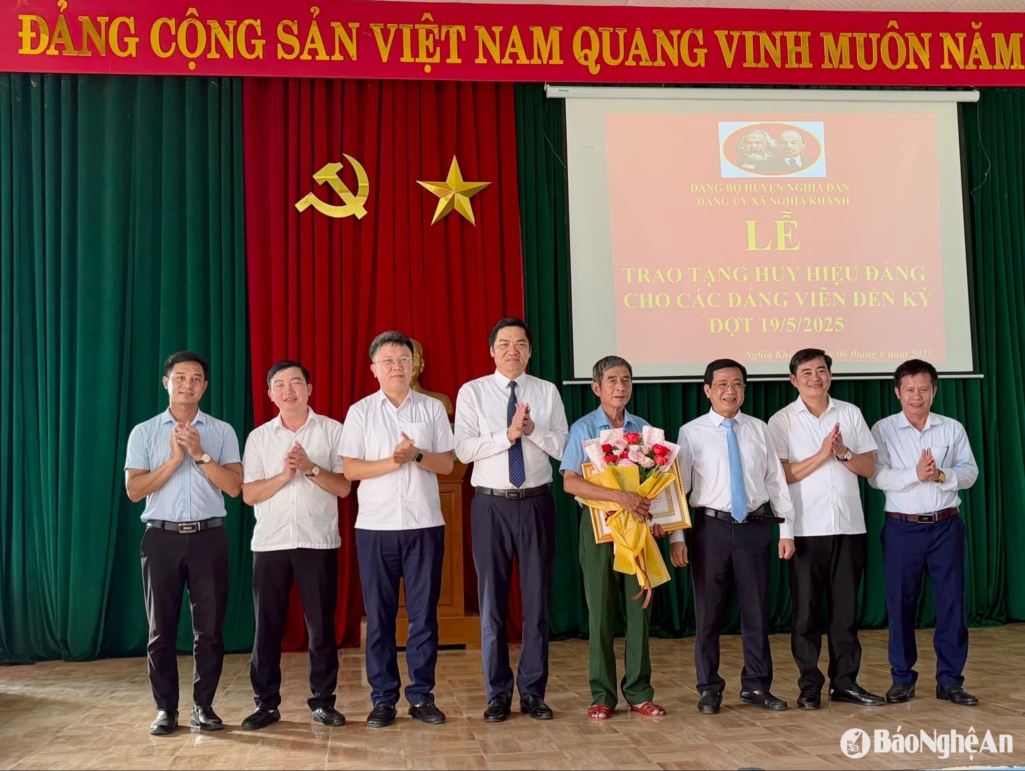 bna_trao-huy-hieu-50-nam-tuoi-dang.jpg