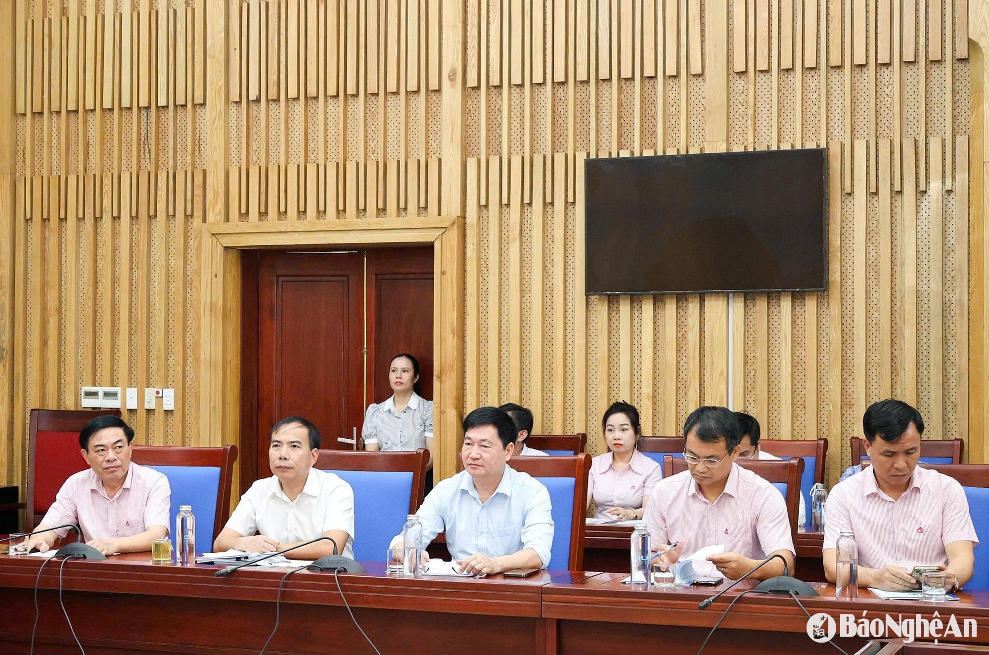 cac-dai-bieu-tham-du-cuoc-hop-tai-diem-cau-nghe-an(1).jpg