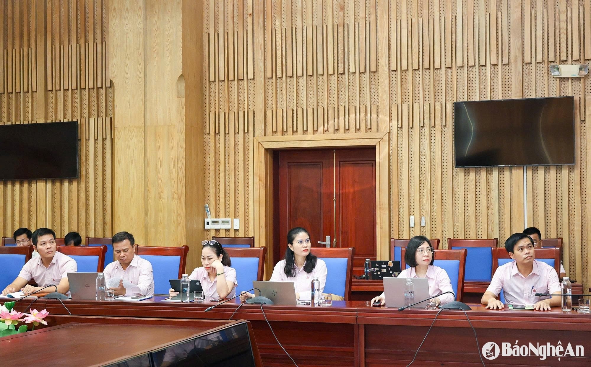 can-bo-ngan-hang-csxh-tinh-theo-doi-phien-hop.jpg