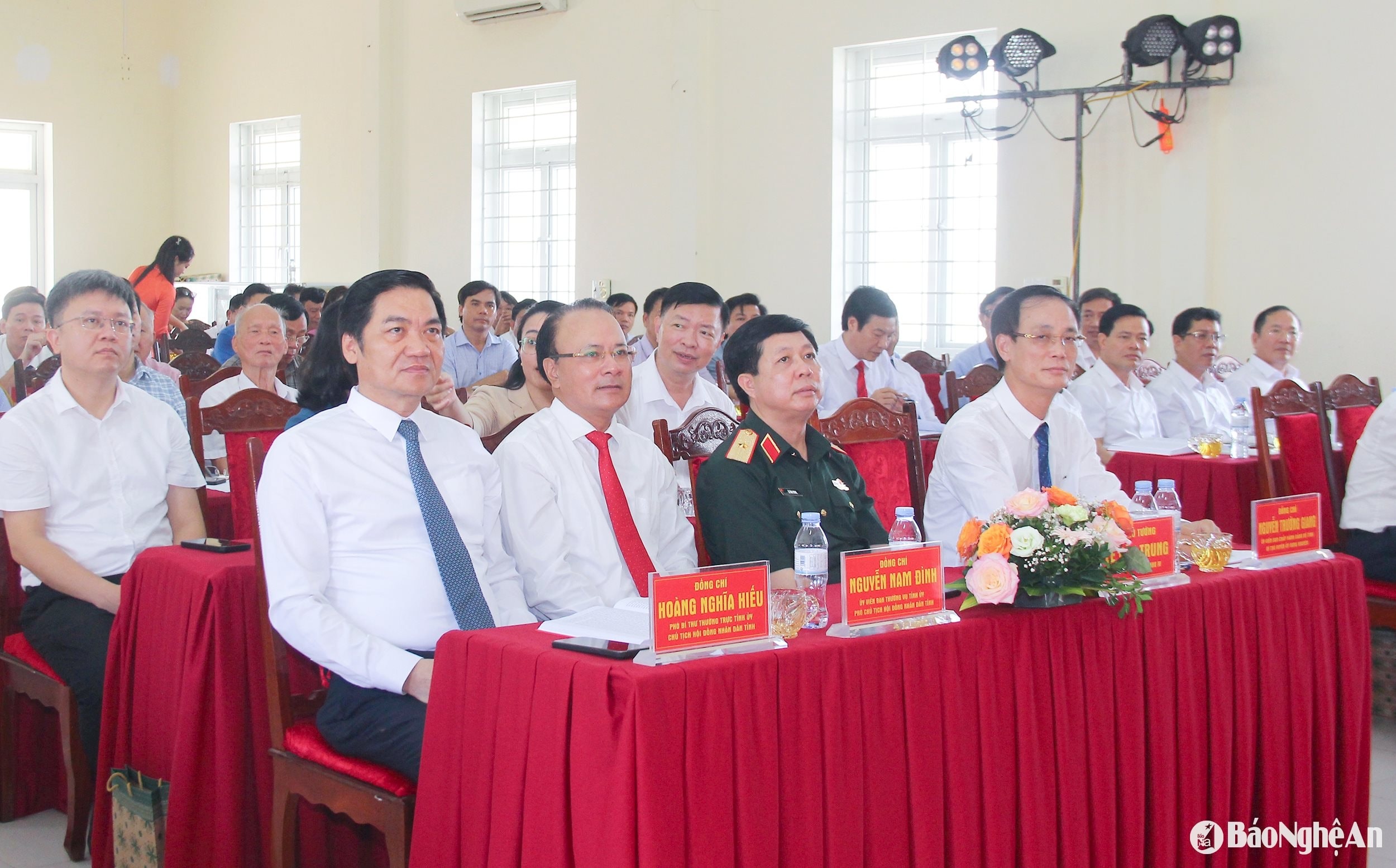 bna_-cac-dong-chi-lanh-dao-bo-tu-lenh-quan-khu-iv-tinh-nghe-an-va-huyen-hung-nguyen-tham-du-le-don-nhan-quyet-dinh-.jpg