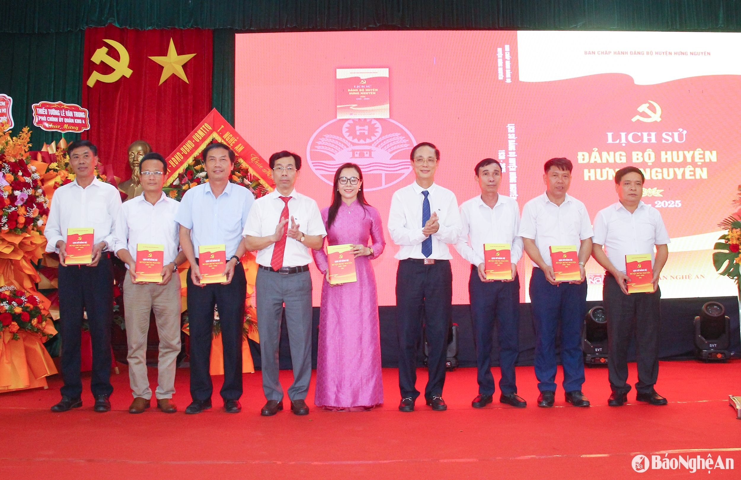 bna_-cac-dong-chi-nguyen-truong-giang-bi-thu-huyen-uy-va-nguyen-truong-phi-pho-bi-thiw-.jpg