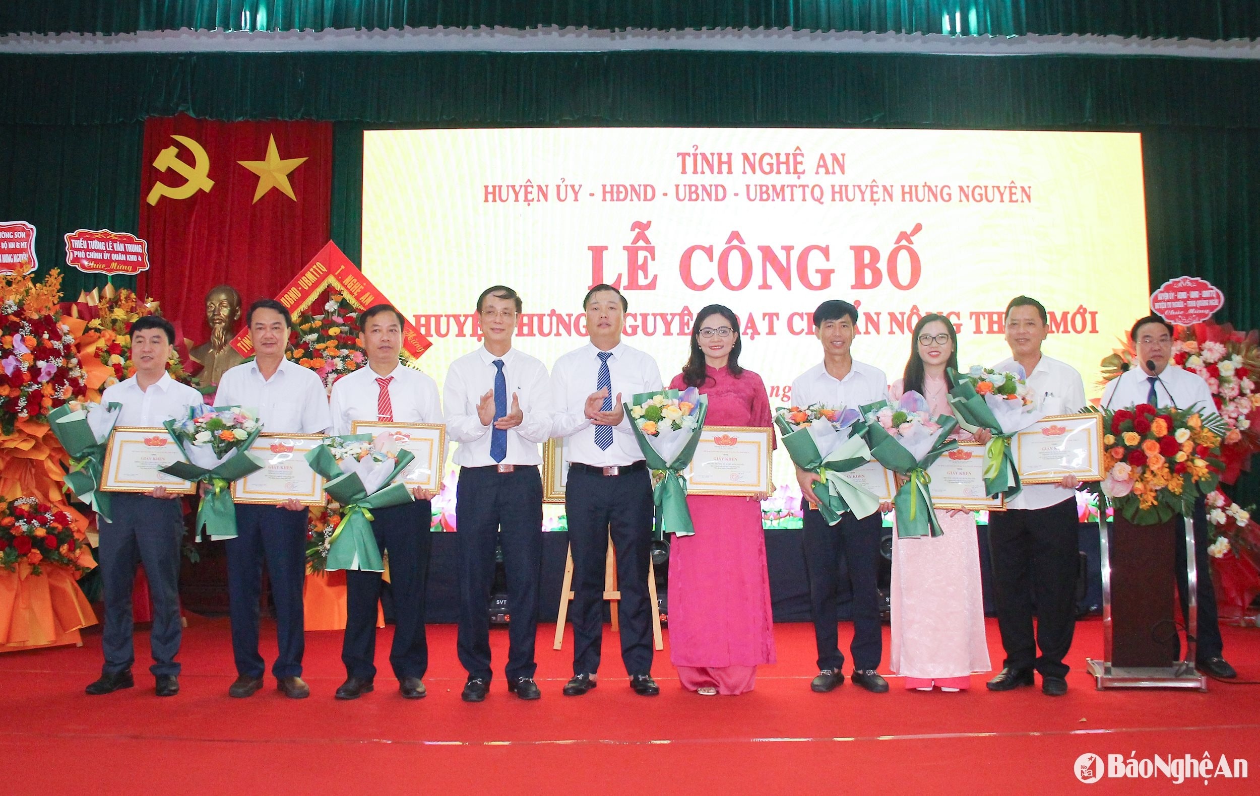 bna_-lanh-dao-huyen-hung-nguyen-trao-.jpg