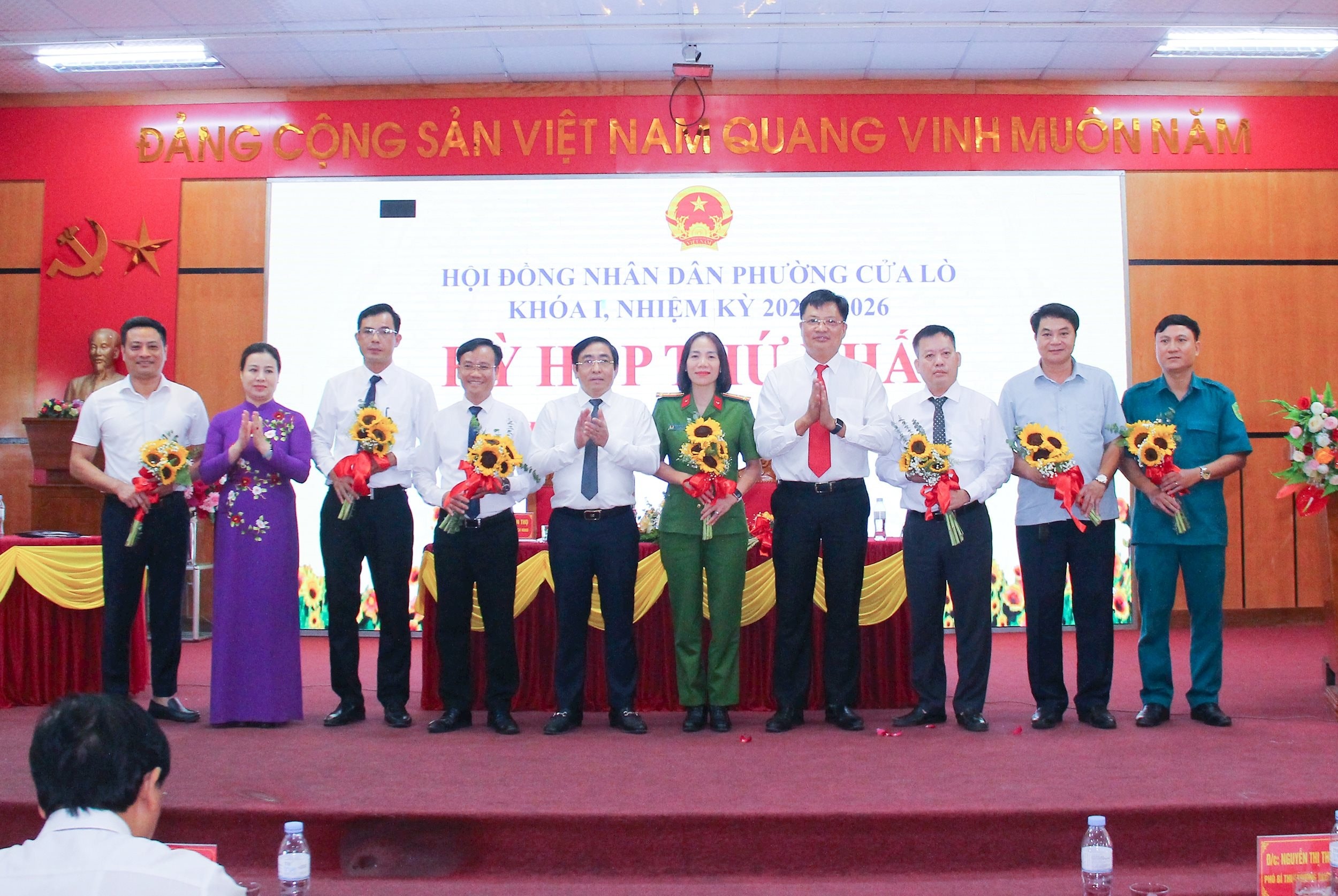 bna_-cac-dong-chi-thuong-truc-dang-uy-phuong-cua-lo-tang-hoa-chuc-mung-cac-truong-pho-ban-hdnd-va-uy-vien-ubnd-phuong-cua-lo-6a8a465b1e75903b1ec03b4d2c155f5a.jpg