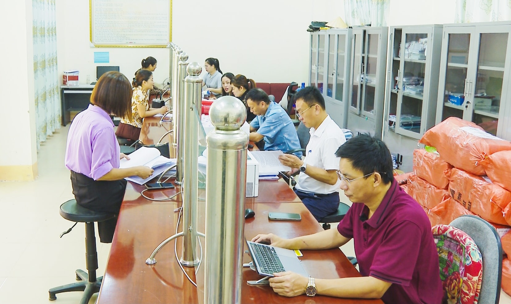 bna_anh-1-van-hanh-hieu-qua-tai-trung-tam-phuc-vu-hang-chinh-cong-xa-que-phong-6e9e8a46594f68f11602e3d8253358f0.jpg