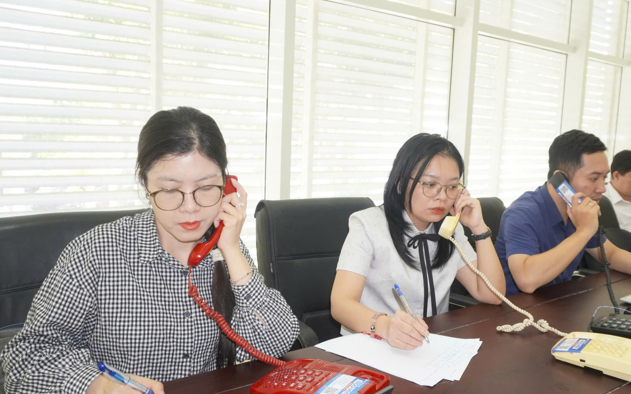 Đất đai, chính sách, môi trường – những vấn đề cử tri gửi đến Kỳ họp HĐND tỉnh qua đường dây nóng trong ngày khai mạc