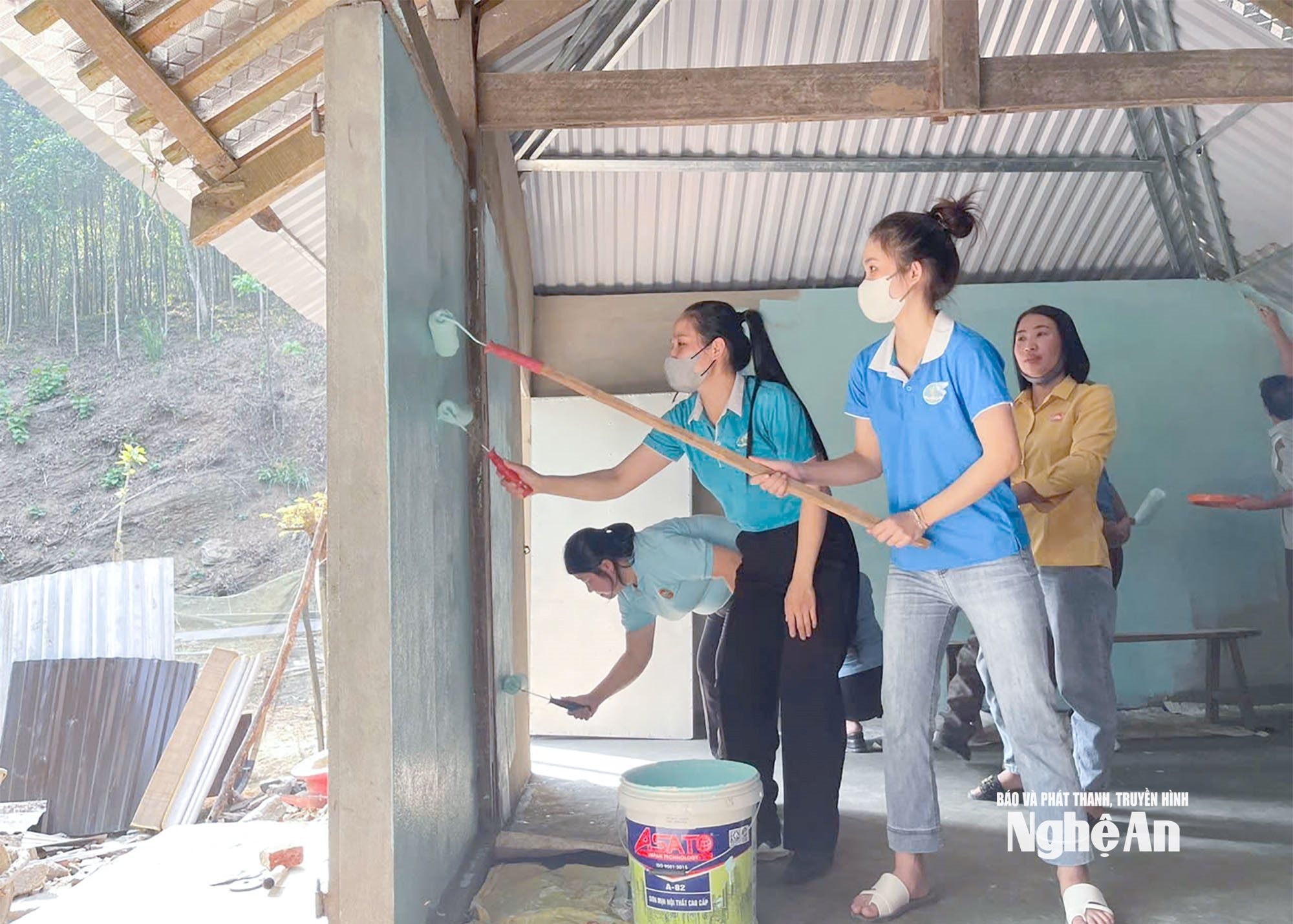 bna_-can-bo-hoi-vien-phu-nu-xa-chau-hong-ho-tro-hoi-vien-phu-nu-kho-khan-lam-nha-o.jpg