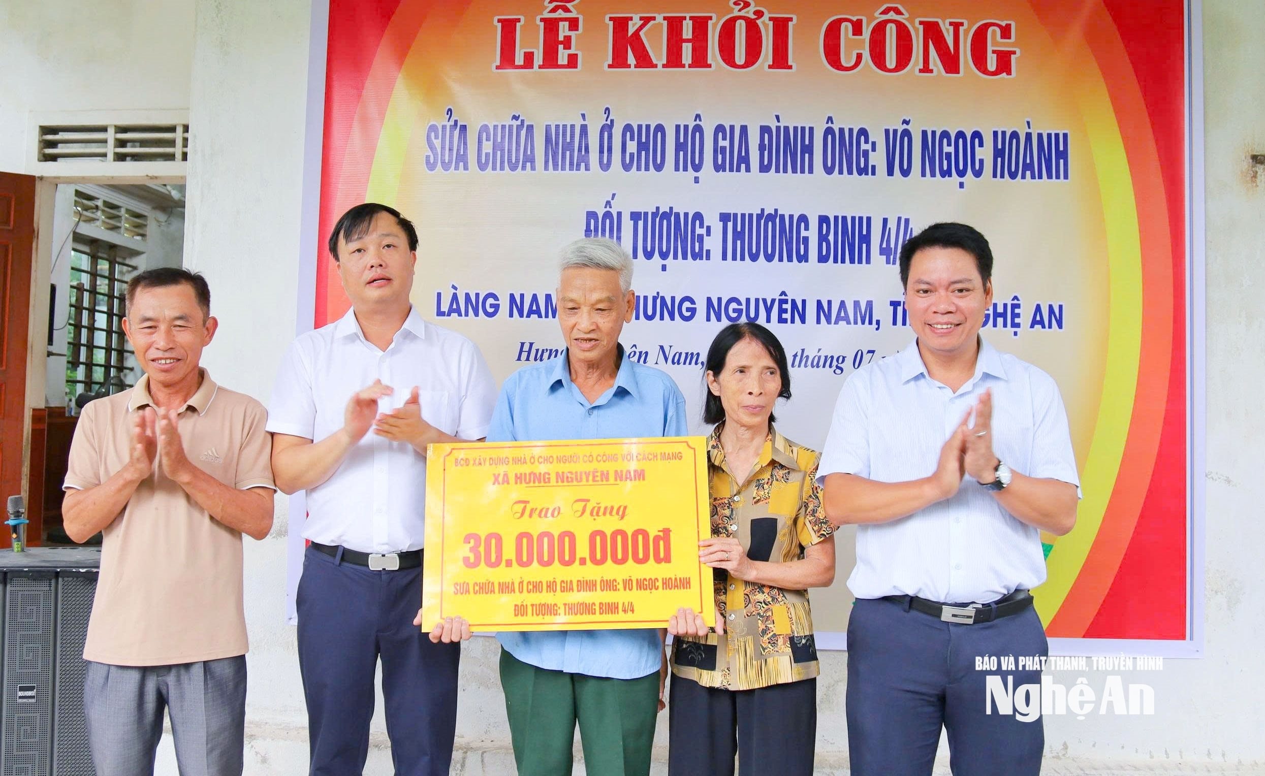 bna_-lanh-dao-xa-hung-nguyen-nam-trao-ho-tro-sua-chua-nha-o-cho-nguoi-dan.jpg