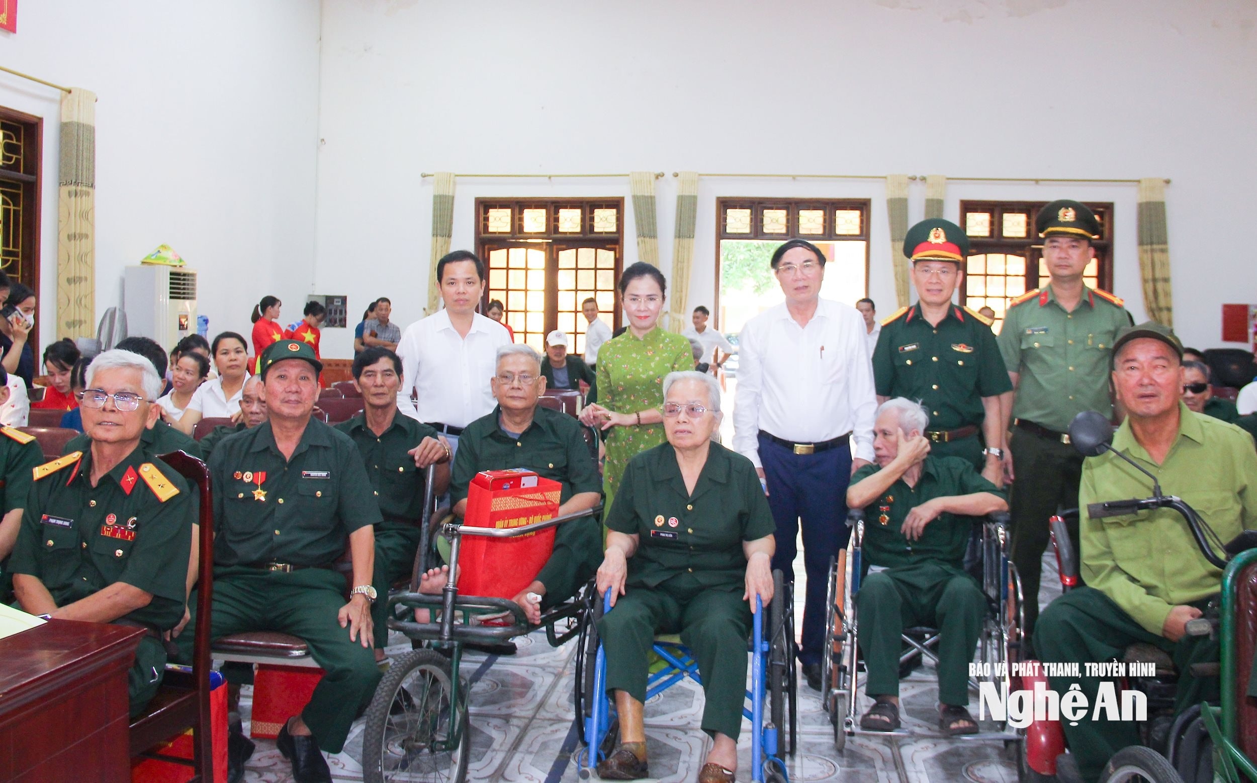 bna_-doan-cong-tac-cua-tinh-chup-anh-luu-niem-cung-cac-thuong-benh-binh-tai.jpg