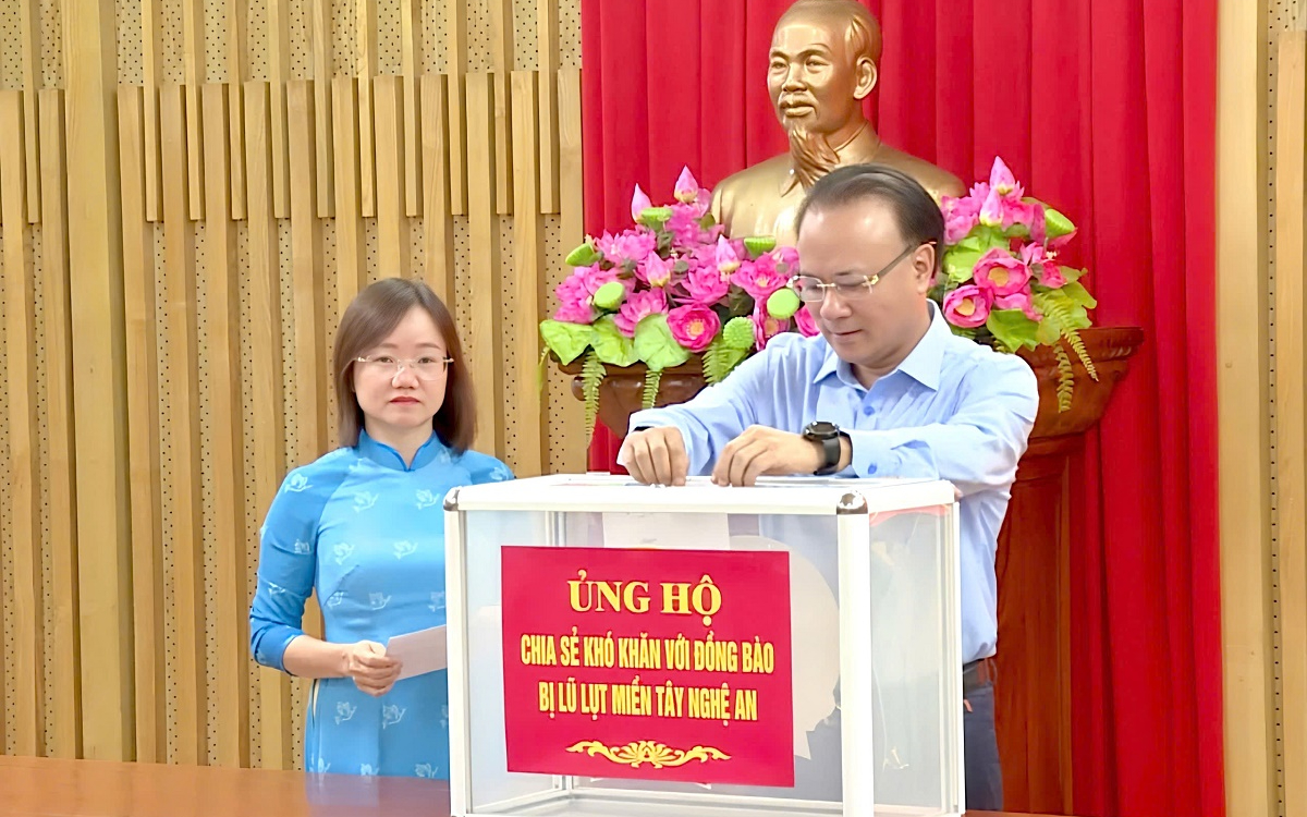 Cán bộ, công chức, người lao động Văn phòng Đoàn ĐBQH và HĐND tỉnh quyên góp ủng hộ đồng bào bị lũ lụt miền Tây Nghệ An