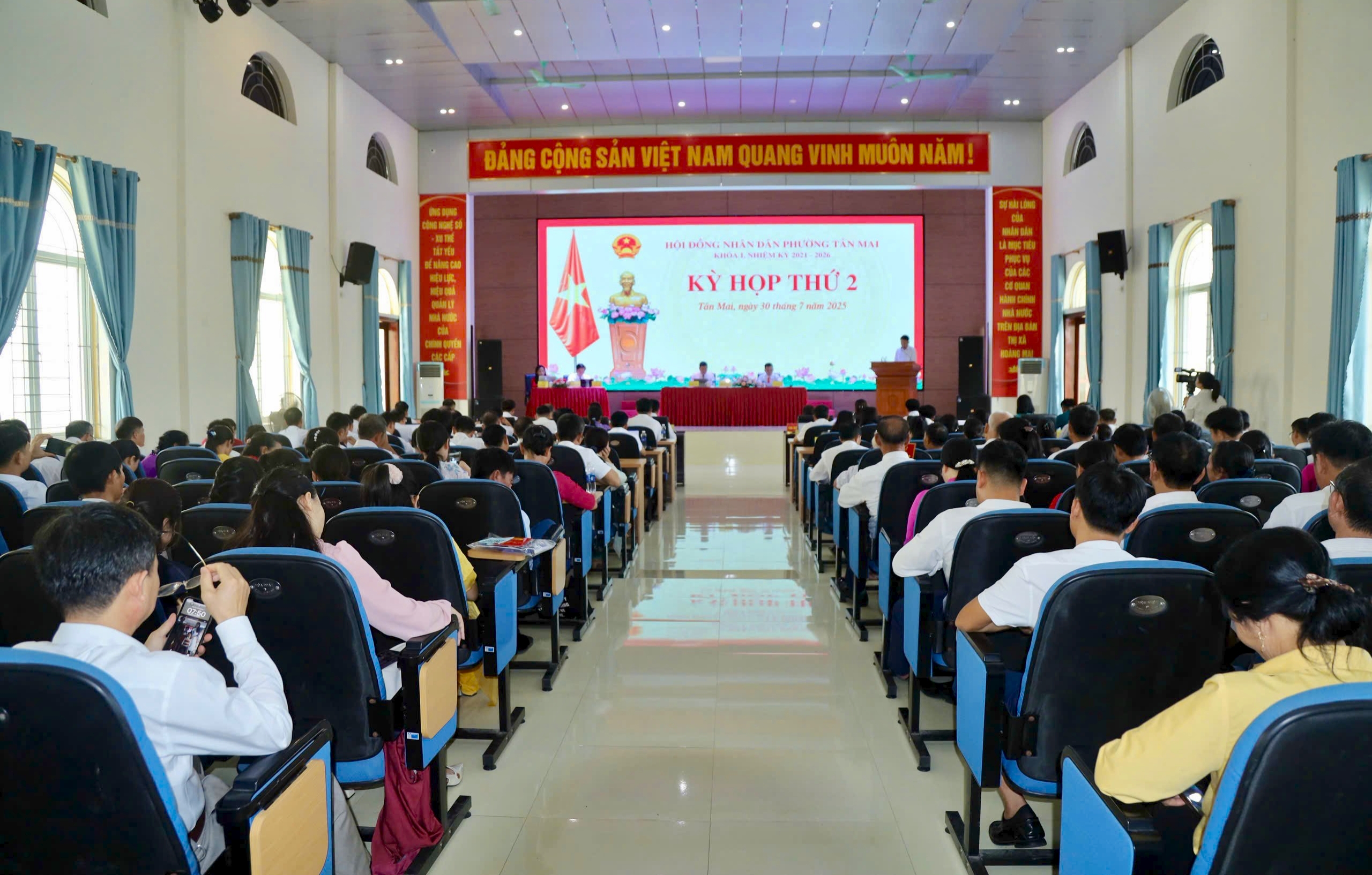 Đồng chí Thái Thị An Chung, Ủy viên Ban chấp hành Đảng bộ tỉnh, Phó Trưởng Đoàn đại biểu Quốc hội tỉnh dự khai mạc Kỳ họp thứ 2, Hội đồng nhân dân phường Tân Mai