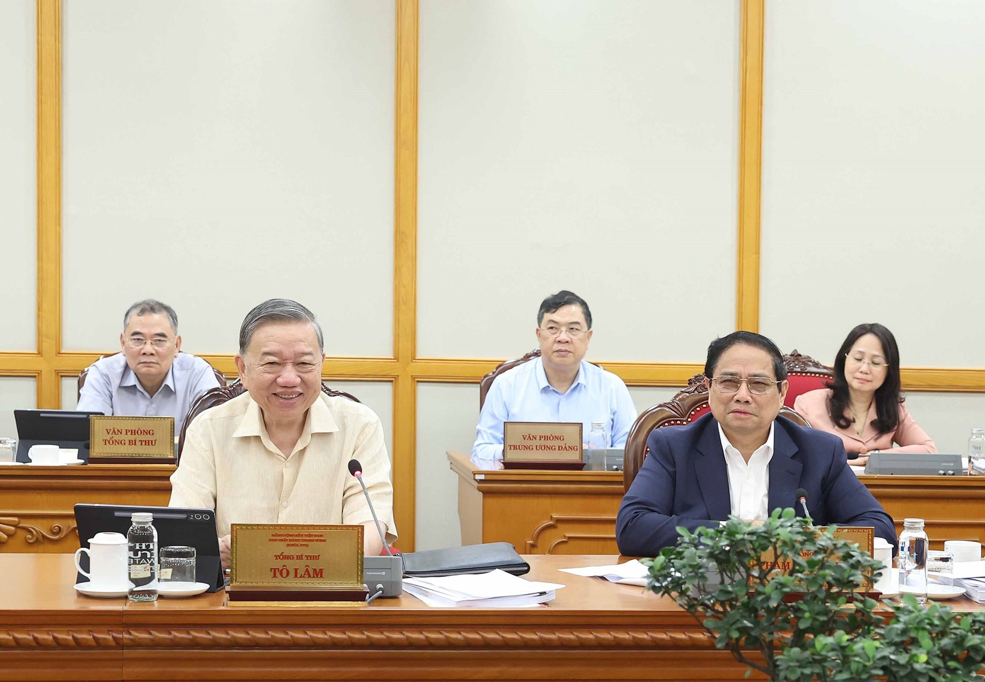 vna-potal-tong-bi-thu-to-lam-chu-tri-cuoc-hop-bo-chinh-tri-ban-bi-thu-cho-y-kien-ve-tinh-hinh-thuc-hien-ve-sap-xep-to-ch-72539.jpg?width=0&s=H9mm4FUuRxL1Y3TokdYJXw