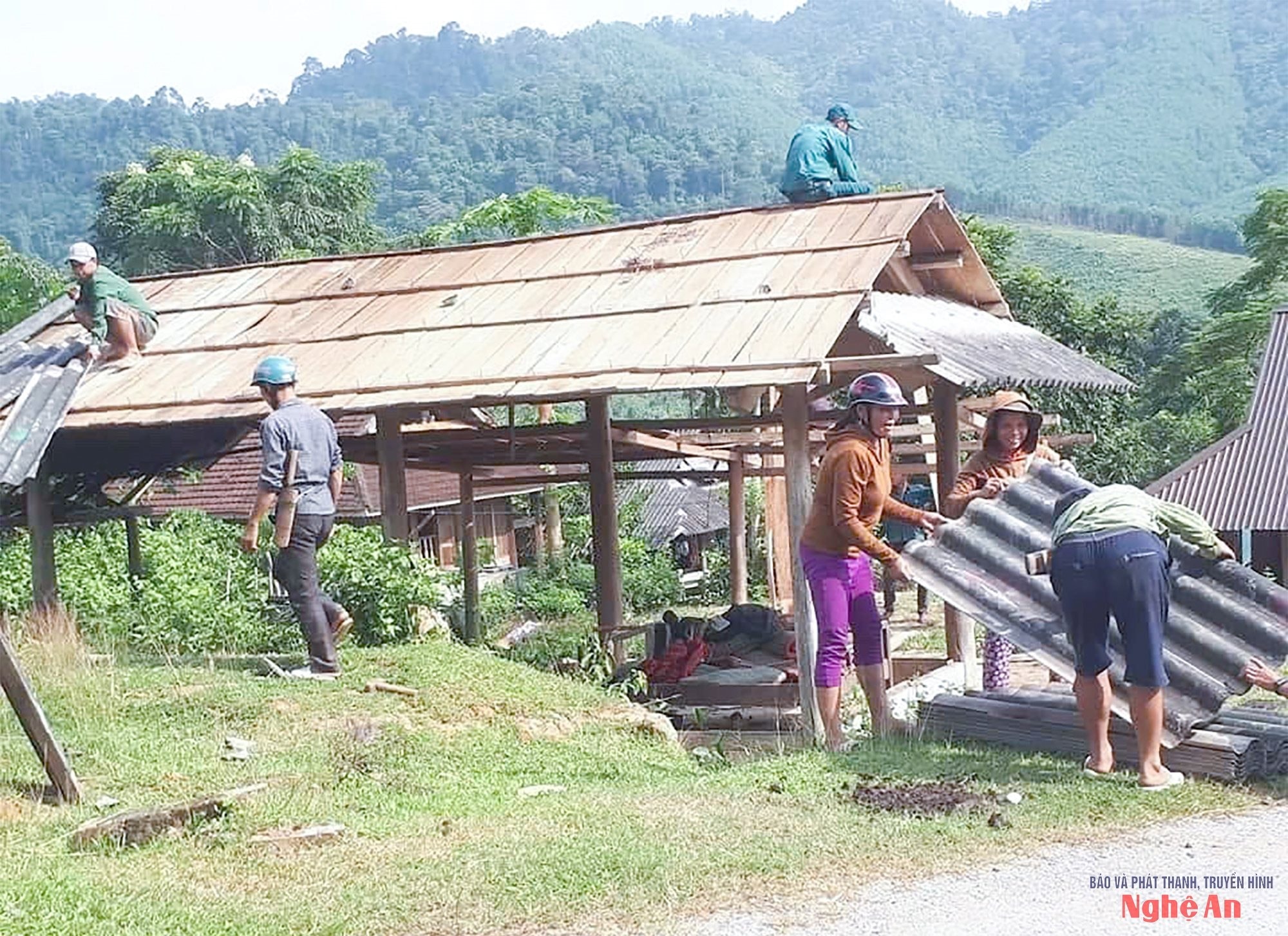 bna_-xa-hung-chan-huy-dong-cac-luc-luong-ho-tro-lam-nha-o-cho-nguoi-ngheo..jpg