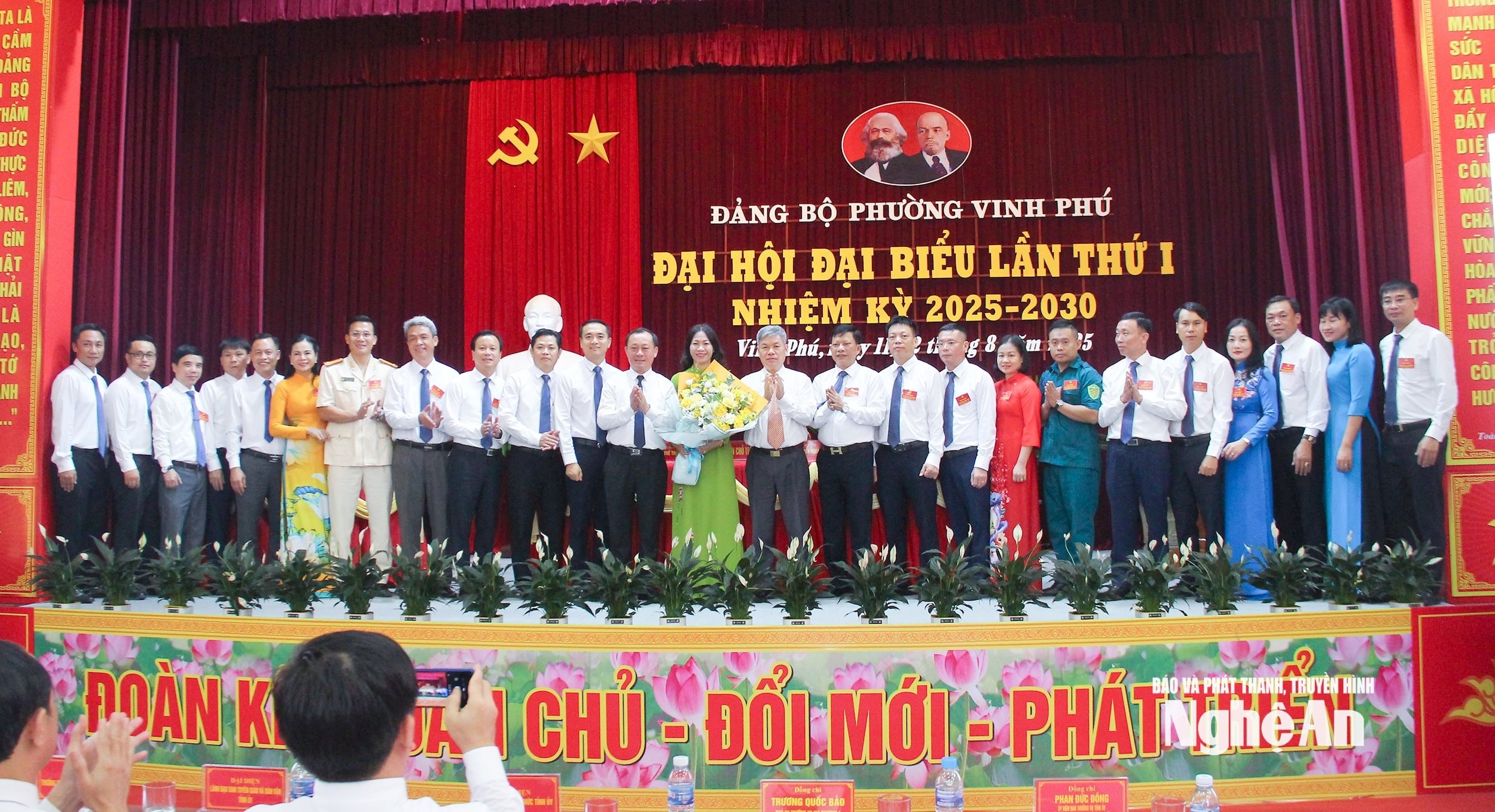 bna_-lanh-dao-ban-to-chuc-trung-uong-va-tinh-uy-nghe-an-tang-hoa-chuc-mung-ban-chap-hanh.jpg