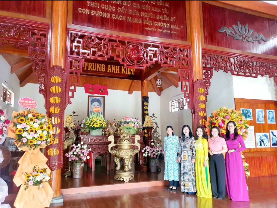 Đoàn đại biểu nữ cán bộ, công chức cơ quan Văn phòng Đoàn ĐBQH và HĐND tỉnh dâng hương tưởng niệm đồng chí Nguyễn Thị Minh Khai