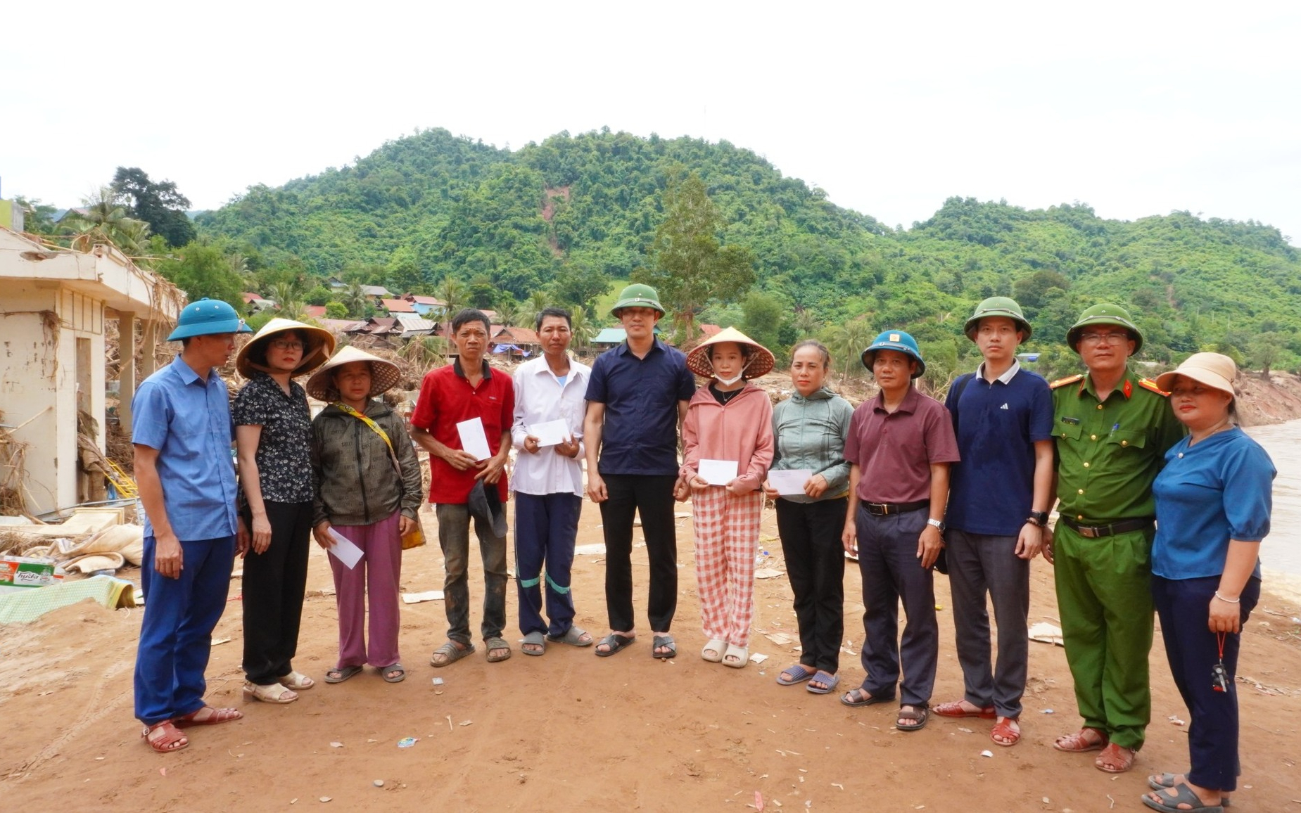 Cơ quan Văn phòng Đoàn ĐBQH và HĐND tỉnh Nghệ An thăm, tặng quà người dân bị ảnh hưởng bởi bão số 3 tại các xã miền Tây Nghệ An