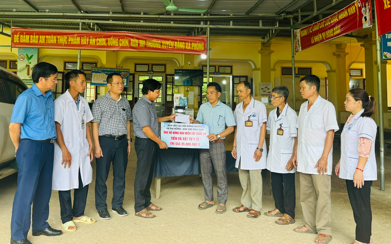 Phó Chủ tịch HĐND tỉnh Nguyễn Như Khôi trao quà hỗ trợ cho người dân vùng lũ xã Nhôn Mai và Hữu Khuông