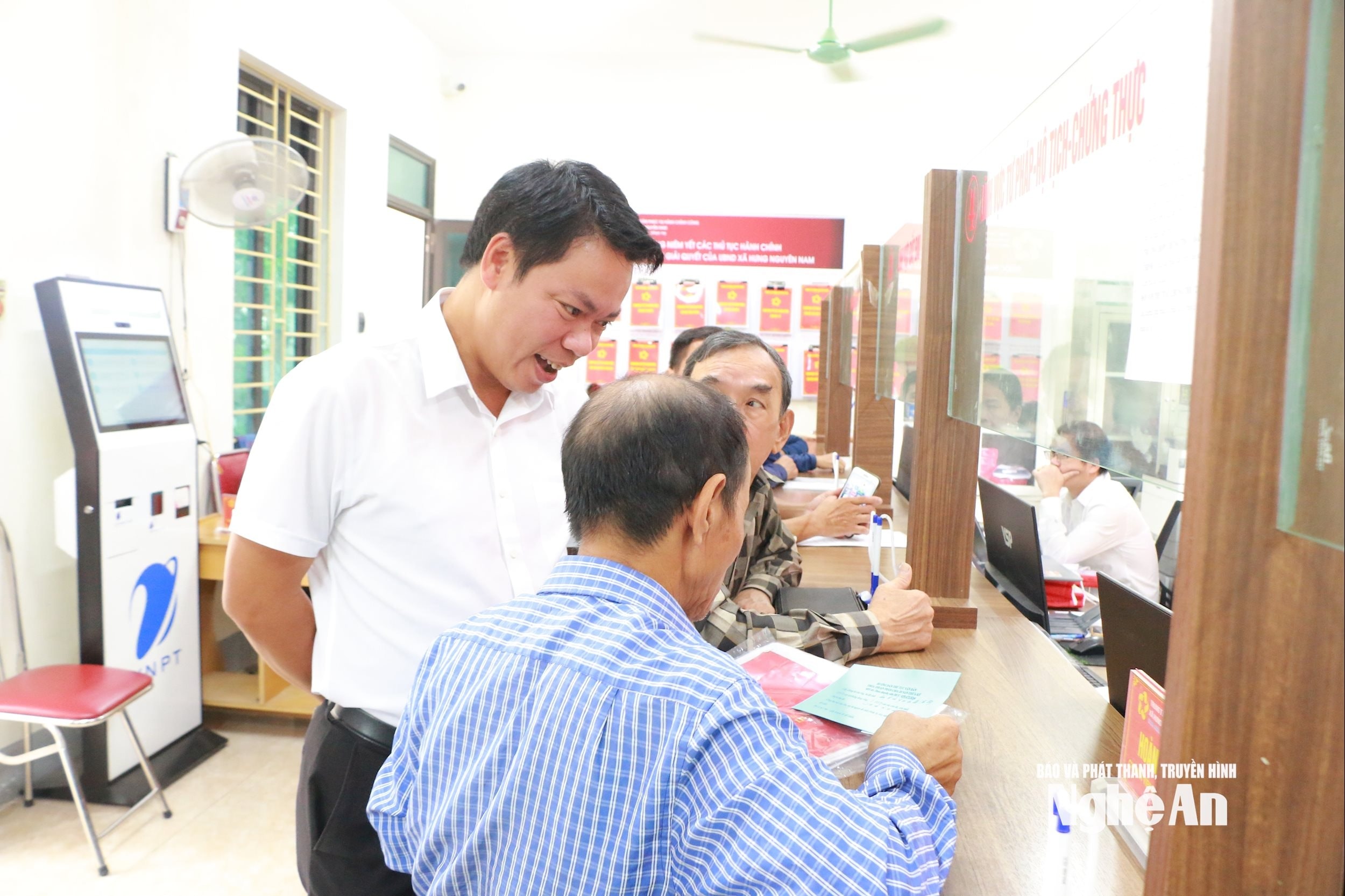 bna_chu-tich-ubnd-xa-hung-nguyen-nam-cao-anh-duc-trao-doi-voi-nguoi-dan-tai-trung-tam-dich-vu-hanh-chinh-cong-cua-xa.-anh-khanh-ly.jpg