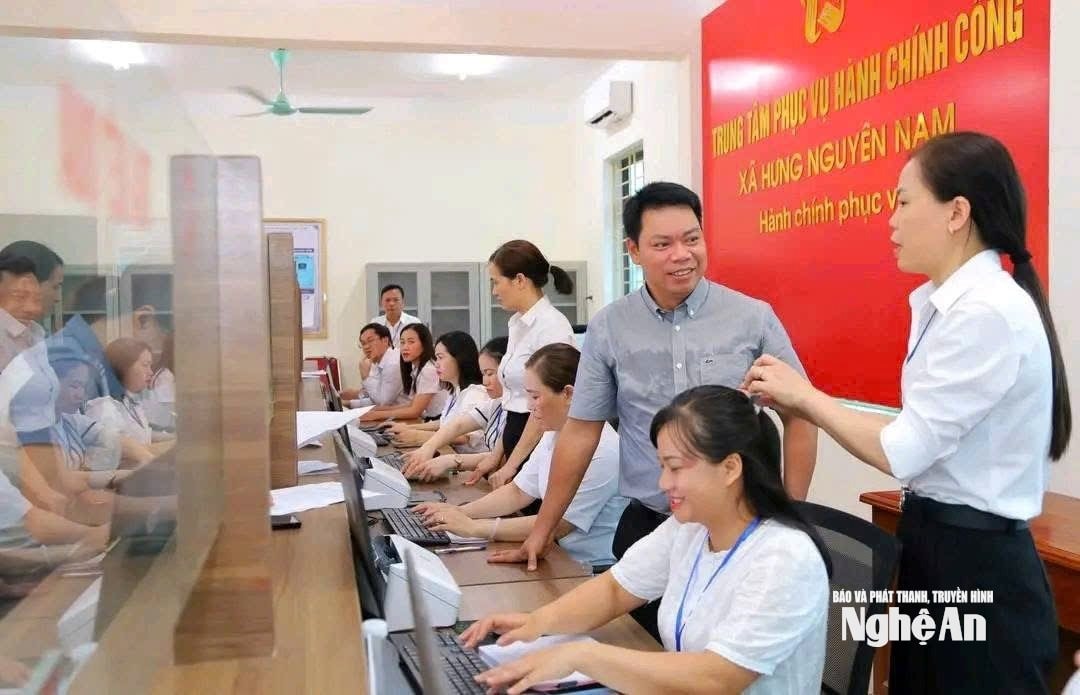 bna_lanh-dao-xa-hung-nguyen-nam-kiem-tra-hoat-dong-cua-trung-tam-dich-vu-hanh-chinh-cong..jpg
