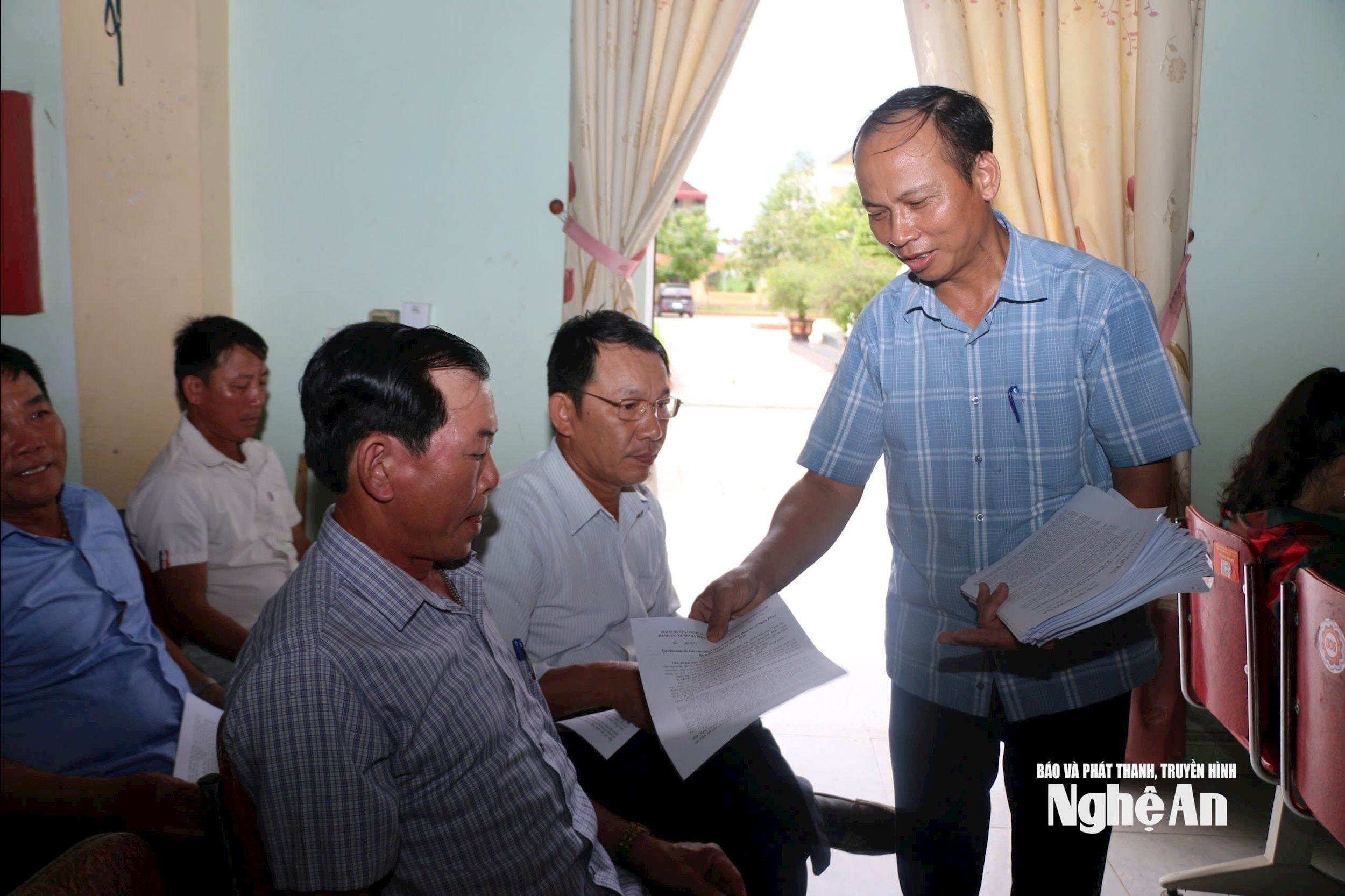 bna_xa-nghia-dong-lay-y-kien-gop-y-cua-doi-ngu-bi-thu-chi-bo.-anh-khanh-ly.jpg