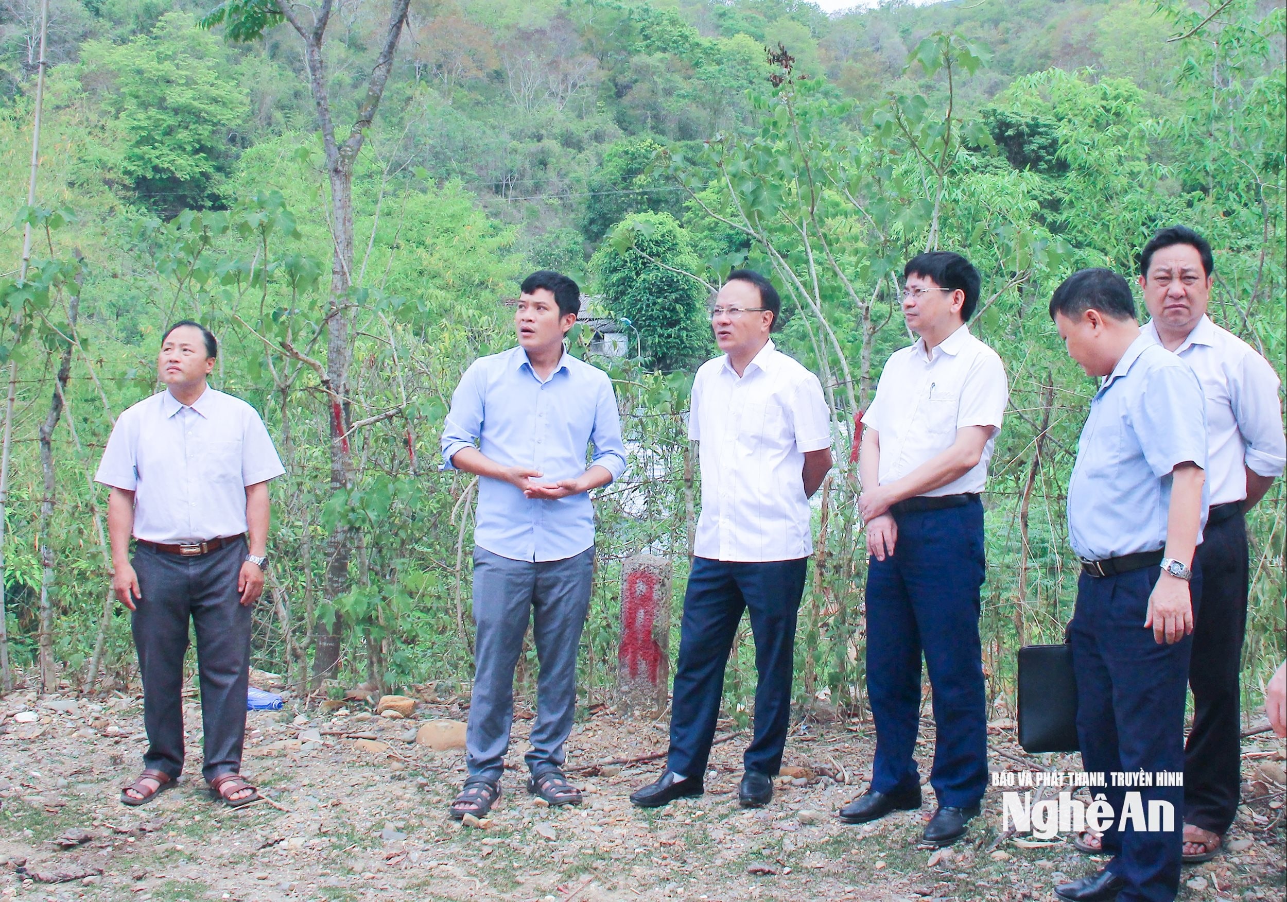 bna_-1doan-cong-tac-cua-hdnd-tinh-khao-sat-du-an-xay-dung-ha-tang-khu-tai-dinh-cu-cho-nguoi-dan-bi-anh-huong-do-thien-tai.-anh-mai-hoa.jpg