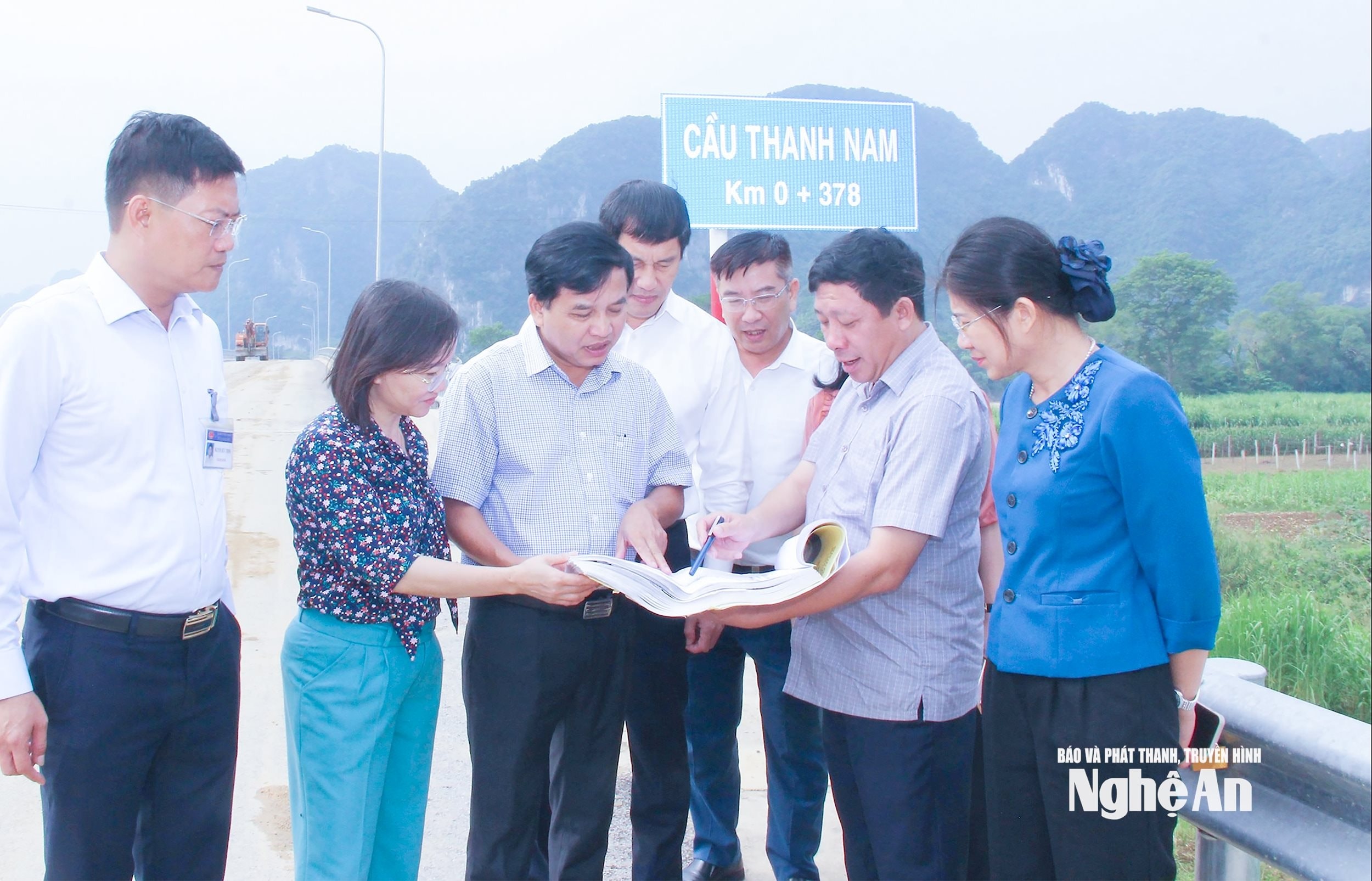 bna_-doan-giam-sat-cua-hdnd-tinh-khao-sat-thi-cong-du-an-cau-thanh-nam-bac-qua-song-lam.-anh-mai-hoa-4b248831713402994f325e7467a14a12-copy.jpg