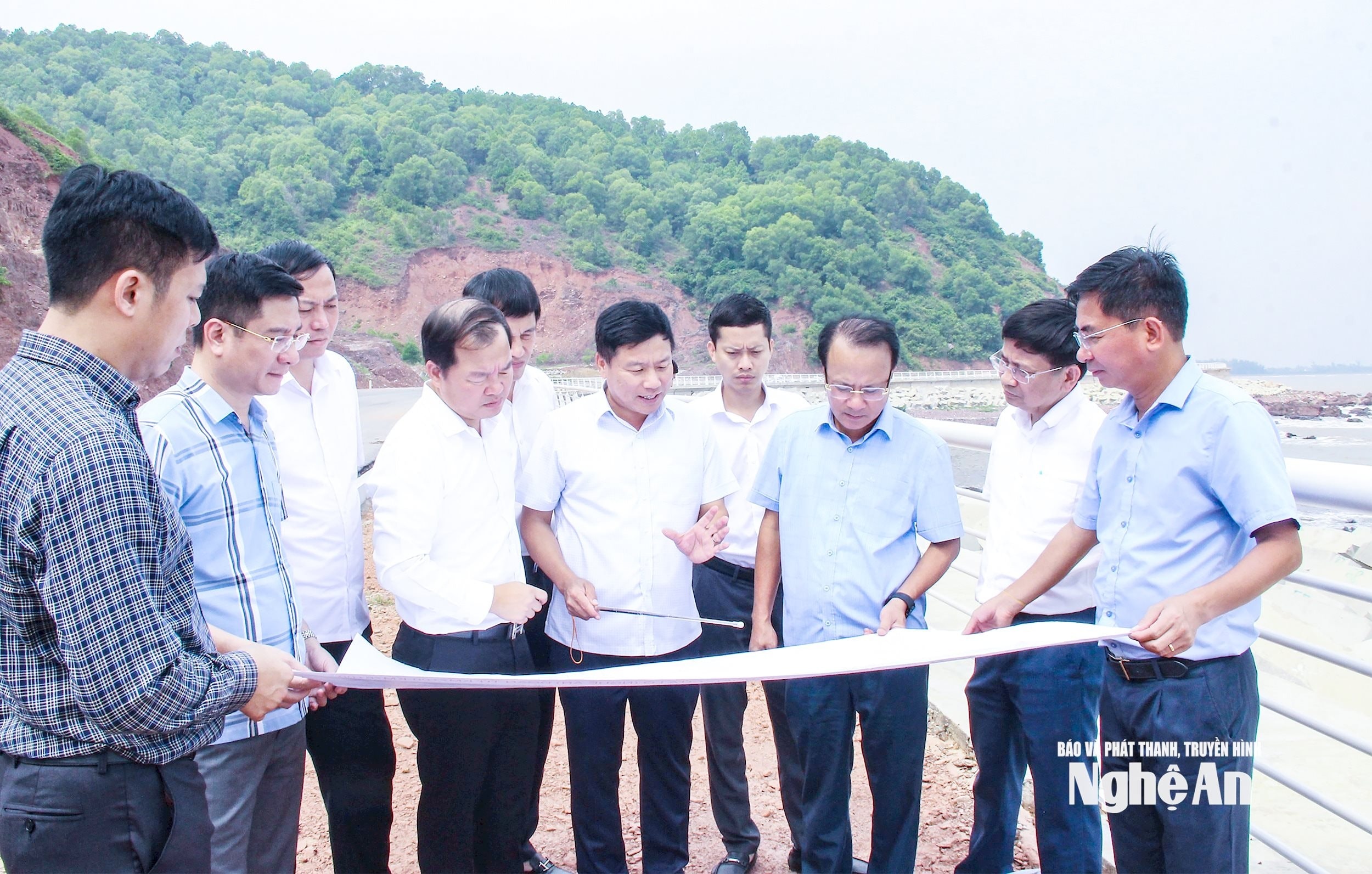 bna_-lanh-dao-hdnd-ubnd-tinh-cung-so-xay-dung-kiem-tra-tuyen-duong-ven-bien-doan-qua-huyen-dien-chau.-anh-mai-hoa.jpg