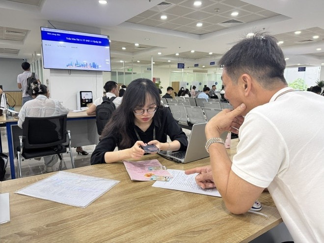 a31d9a2c61a9831b47917703f2a6-_vna-potal-ap-dung-ihanoi-khong-con-canh-nguoi-dan-xep-hang-lam-thu-tuc-dang-ky-dat-dai-8033650.jpg