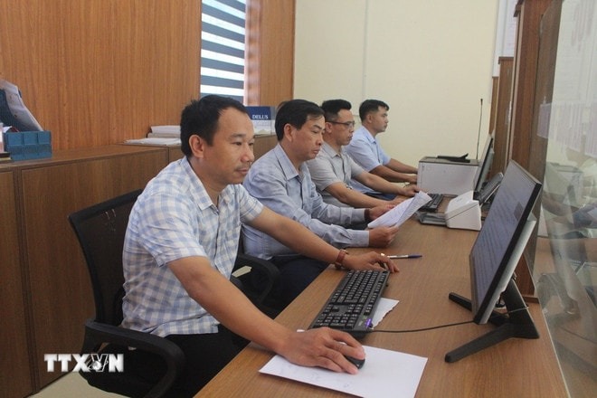 media.vietnamplus.vn-images-32a6702c183cbf9d089dd472f8821b619fe149f5932cfbd065f0529c8755624c3d657921e37acad7ace1d44ef4816bd0a4ff63f9e03877bcb98739f13972d00b-_ttxvn-thanh-hoa-can-bo-doi-du-2.jpg