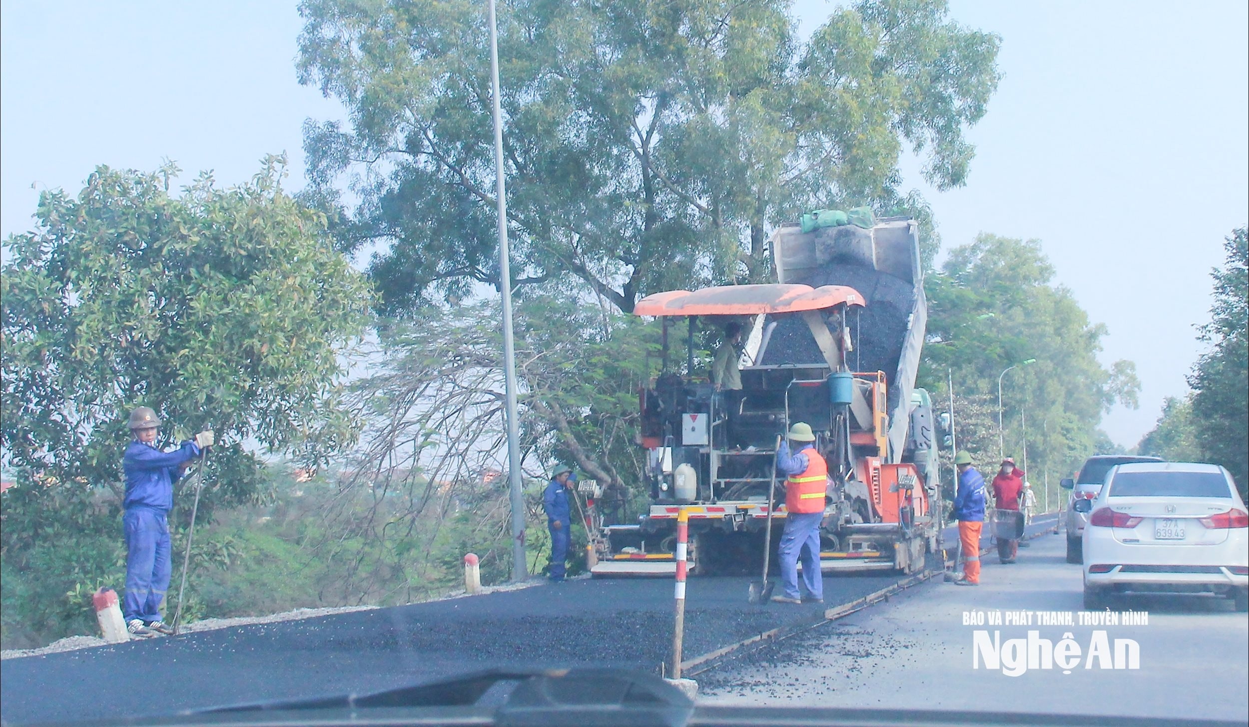 bna_-nang-cap-tham-nhua-duong-giao-thong-tren-dia-ban-xa-hung-nguyen-nam.jpg