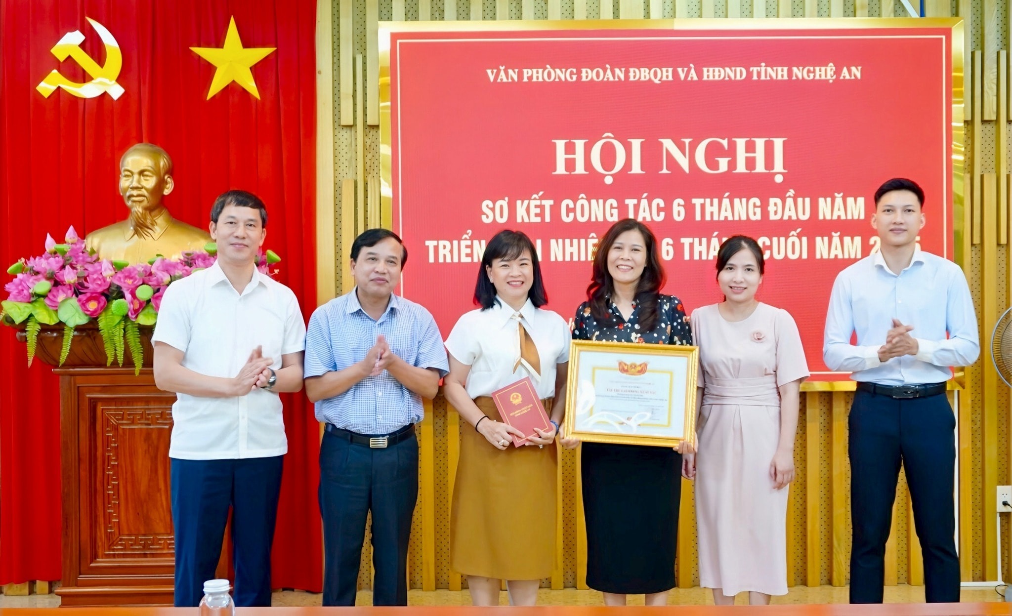 dai-dien-thuong-truc-hdnd-tinh-doan-dbqh-tinh-va-lanh-dao-van-phong-trao-bang-khen-cua-chu-tich-ubnd-tinh-cho-tap-the-lao-dong-xuat-sac-trong-nam-2024.jpg