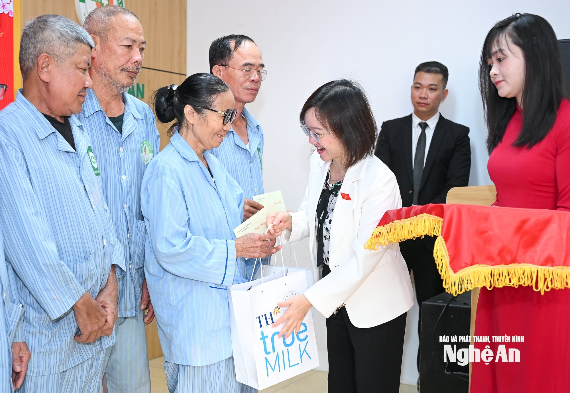 bna_dai-bieu-quoc-hoi-tham-chuc-tet-benh-nhan-4.jpg