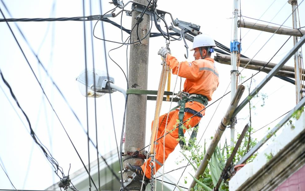 Cử tri phường Vinh Phú phản ánh mất an toàn hệ thống điện sau mưa bão, kiến nghị khắc phục kịp thời