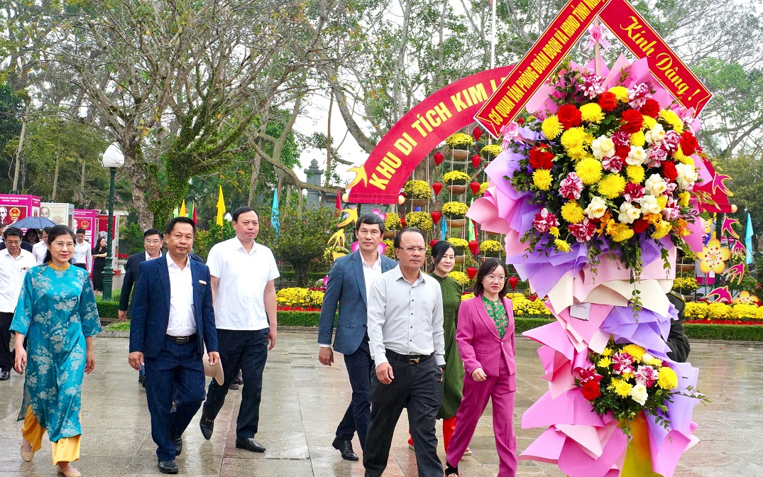 Văn phòng Đoàn đại biểu Quốc hội và HĐND tỉnh dâng hoa tưởng niệm Chủ tịch Hồ Chí Minh