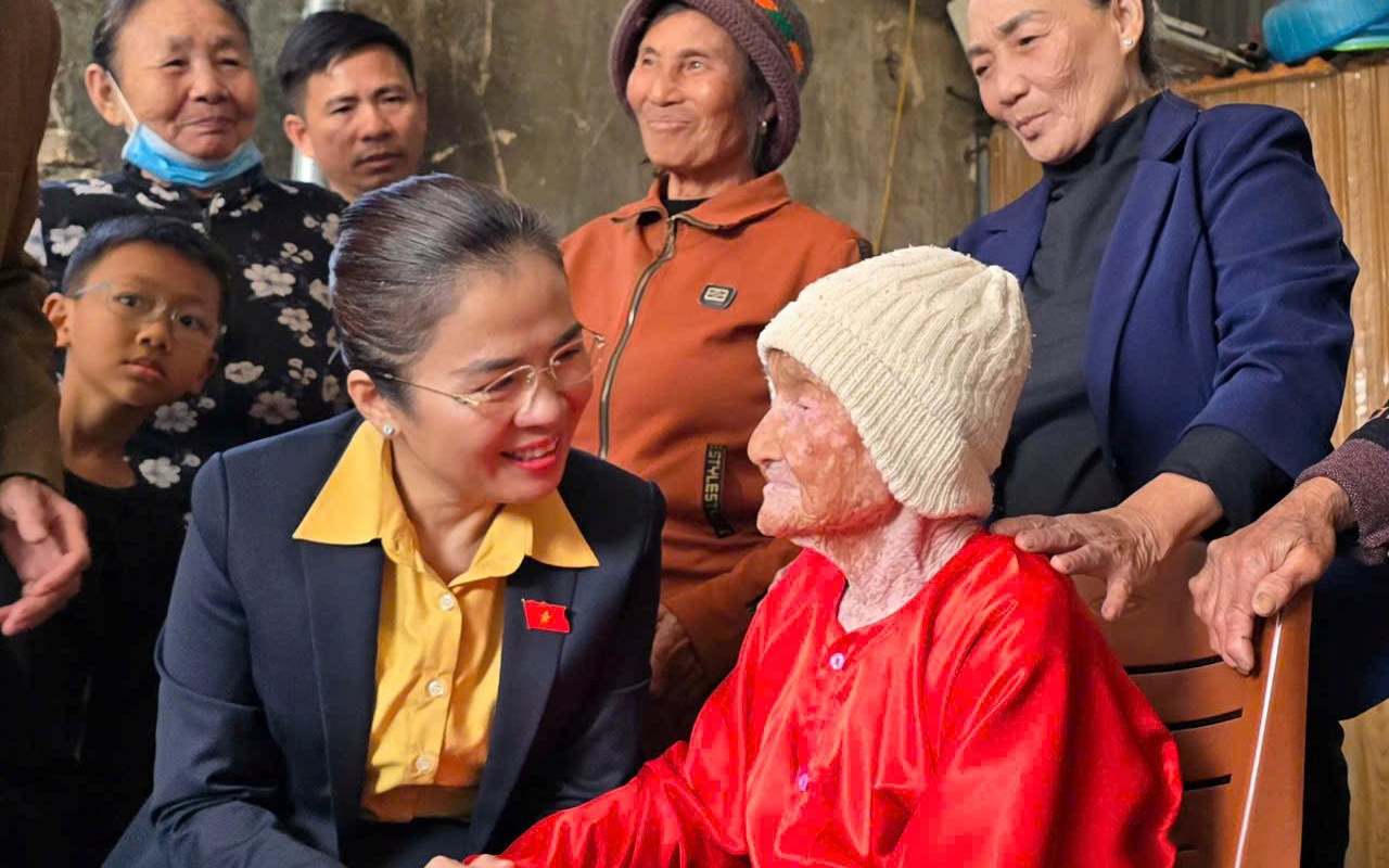 Đồng chí Võ Thị Minh Sinh thăm, tặng quà, chúc Tết tại phường Tân Mai và đồn biên phòng Quỳnh Phương