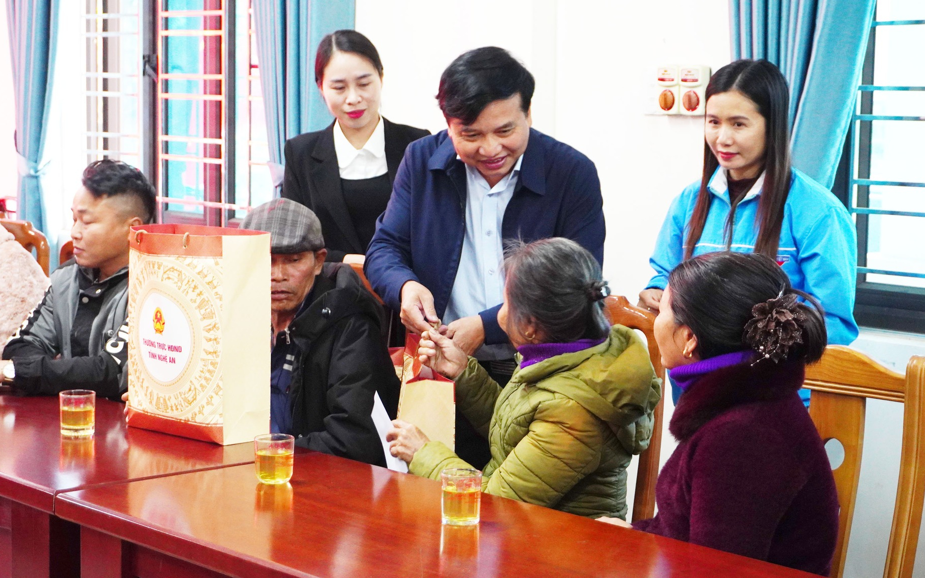 Đồng chí Nguyễn Như Khôi, Phó Chủ tịch Hội đồng nhân dân tỉnh tặng quà Tết cho hộ nghèo tại xã Vân Du, Vân Tụ