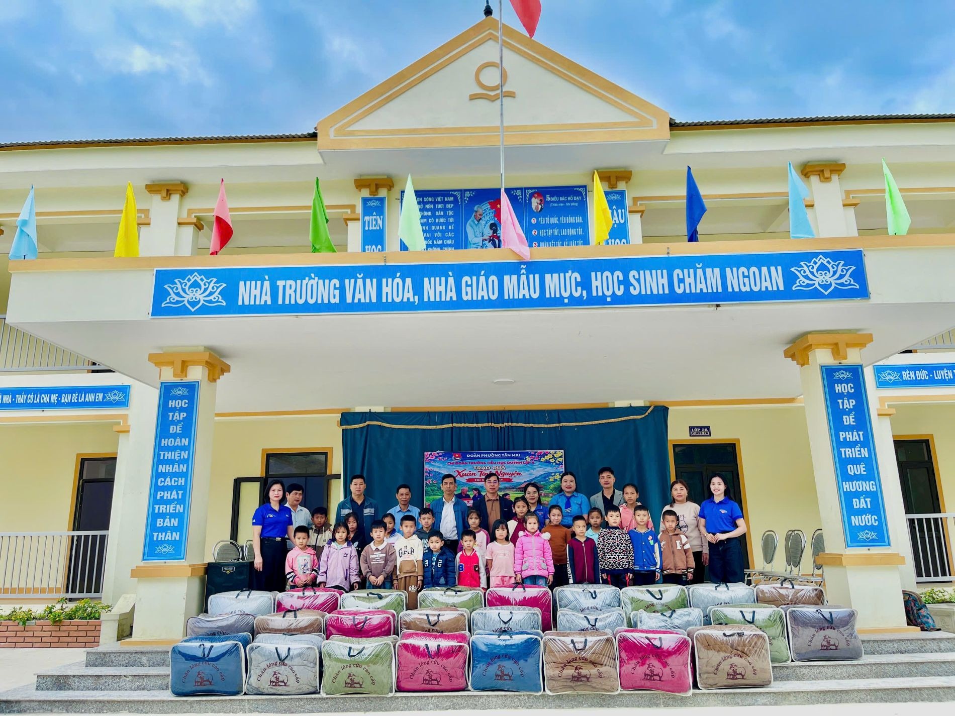 bao-vy-tham-gia-ket-noi-dong-hanh-cung-tre-em-ngheo-co-hoan-canh-kho-khan-bang-nhung-phan-qua-y-nghia-2147.jpg?width=0&s=kzwqnryQhjIOcI-1pWHgeA