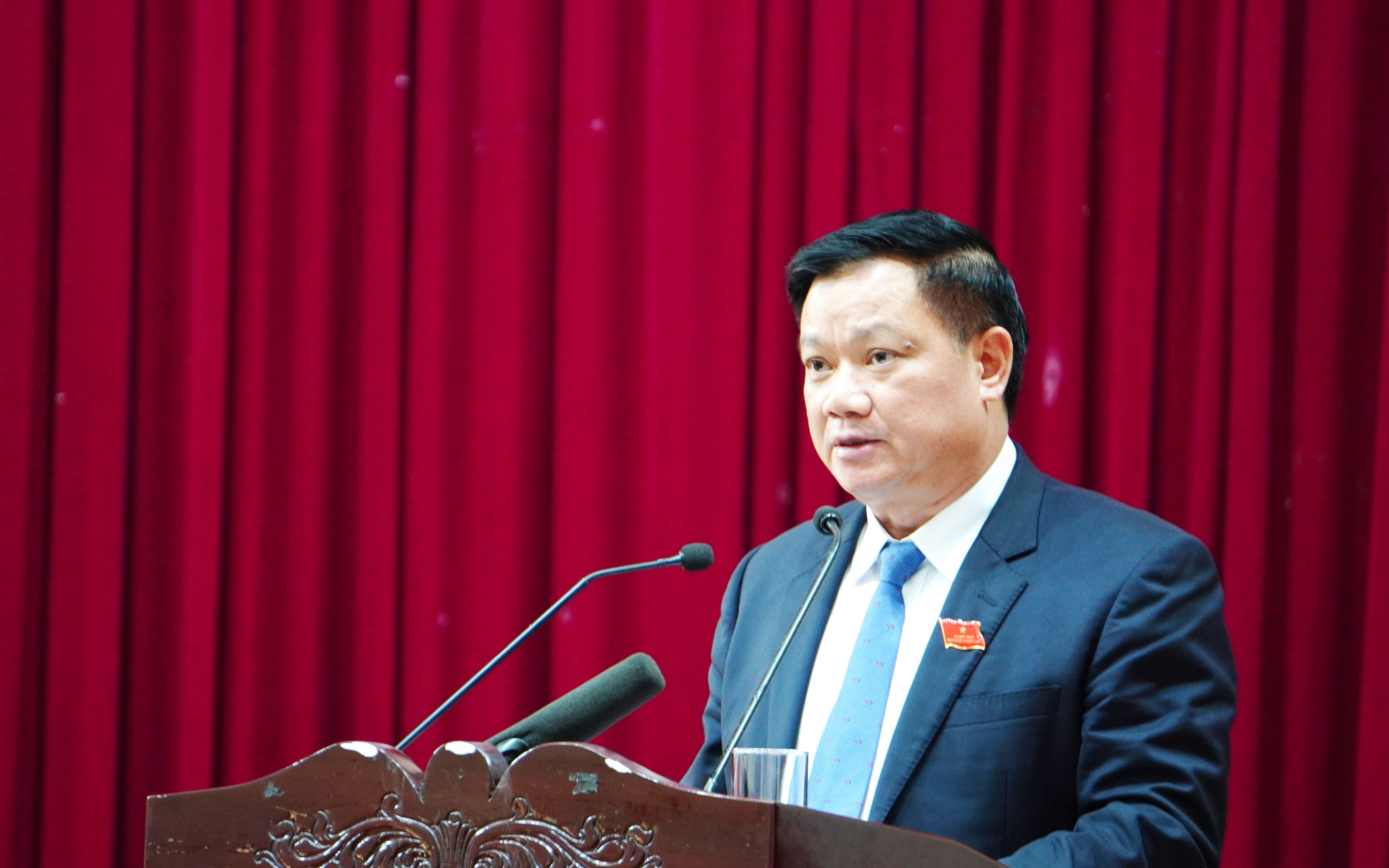 Mỗi một đại biểu dân cử  phải luôn là cầu nối tin cậy giữa Đảng, chính quyền với Nhân dân *