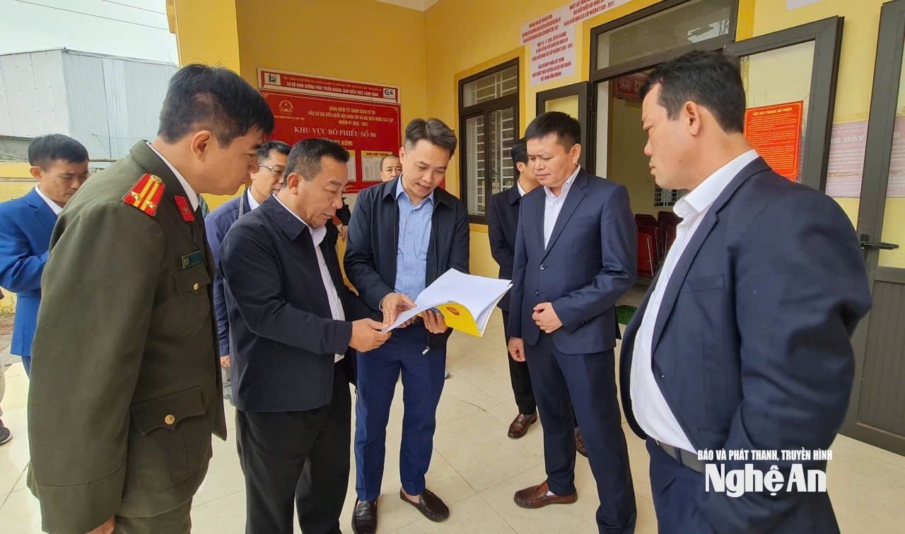 bna_pho-chu-tich-ubnd-tinh-nguyen-van-de-kiem-tra-doi-chieu-so-lieu-tai-khu-vuc-bau-cu-so-6-xa-quy-hop.-anh-nguyen-toan.jpg