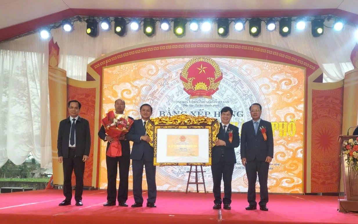 Đồng chí Nguyễn Nam Đình, Phó Chủ tịch Thường trực HĐND tỉnh dự lễ đón nhận bằng xếp hạng Di tích lịch sử - văn hóa cấp tỉnh Đền Cả, xã Đại Đồng