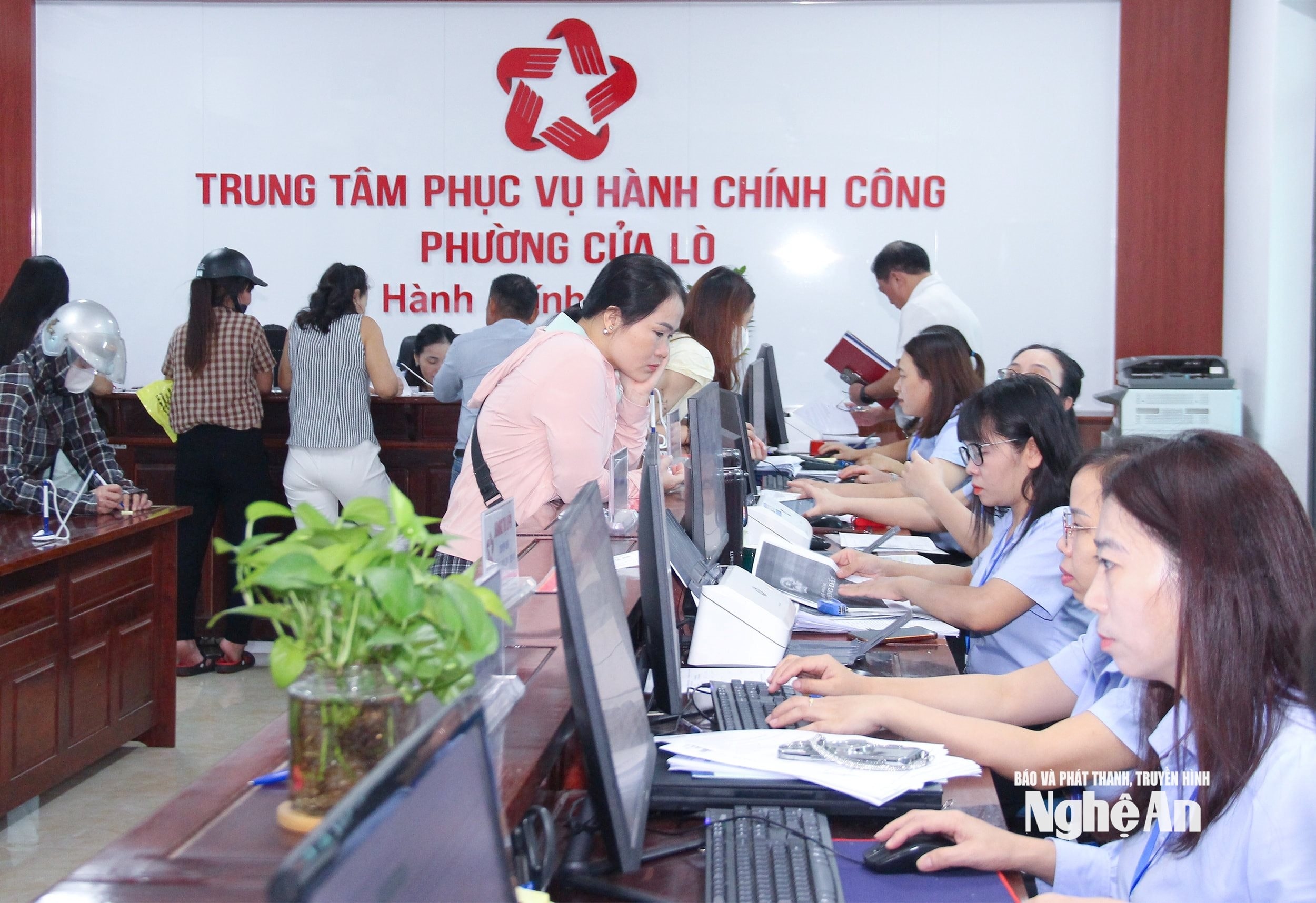 bna_can-bo-cong-chuc-phuong-cua-lo-giai-quyet-thu-tuc-hanh-chinh-cho-nguoi-dan-va-doanh-nghiep.-anh-mai-hoa.jpg