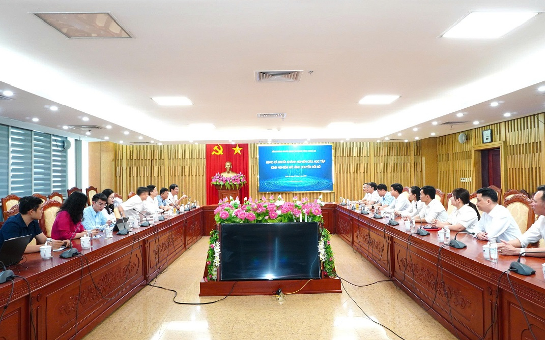 HĐND xã Nghĩa Khánh nghiên cứu, học tập kinh nghiệm mô hình chuyển đổi số tại Văn phòng Đoàn ĐBQH và HĐND tỉnh