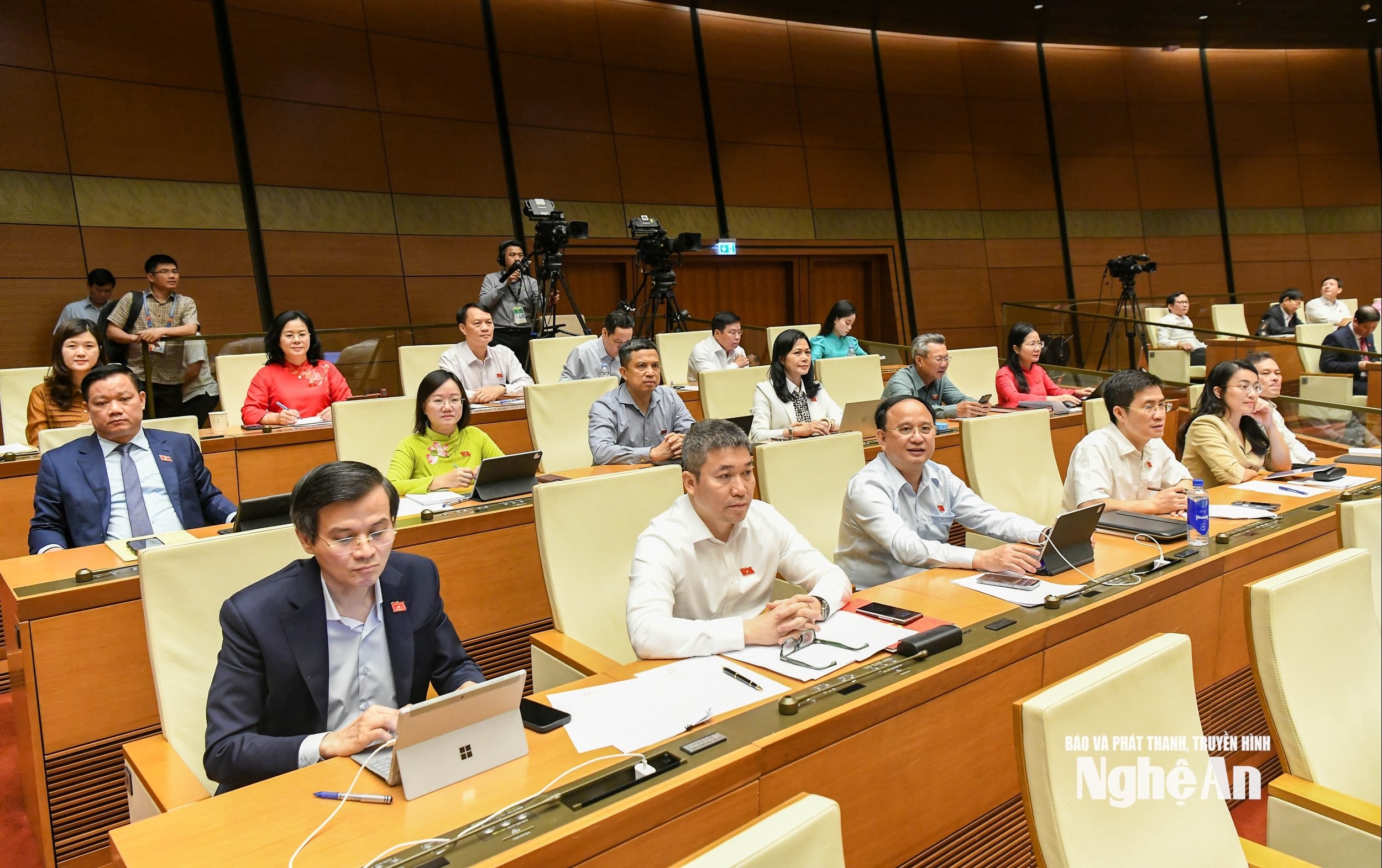 bna_cac-dai-bieu-quoc-hoi-du-phien-hopdsc_7181.jpg