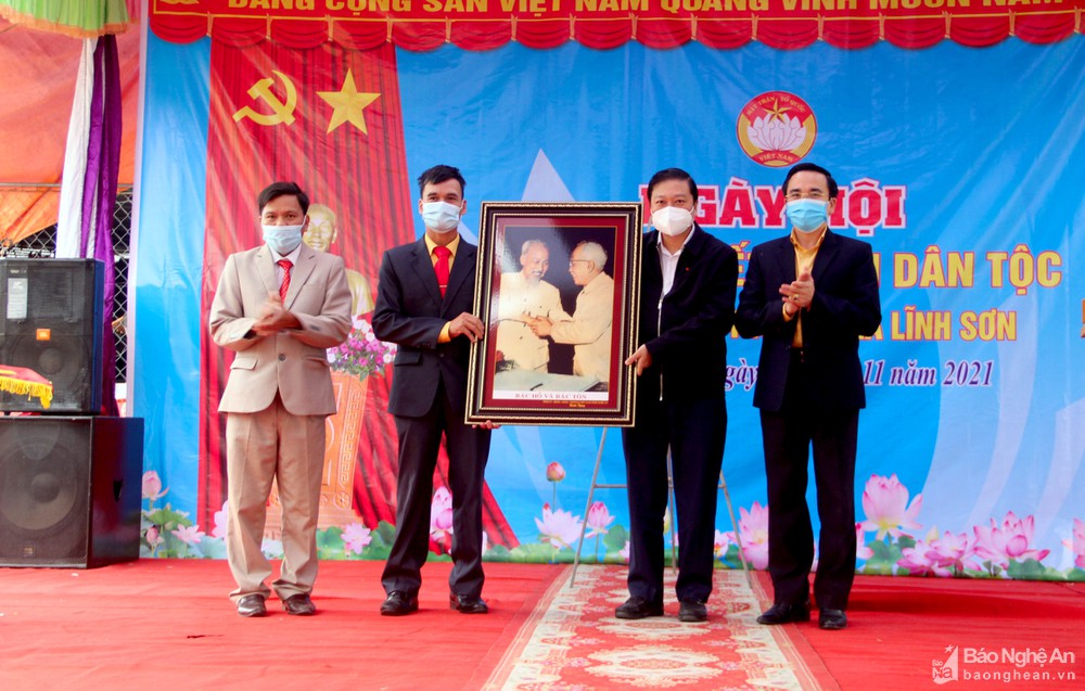 Phó Chủ tịch Thường trực UBND tỉnh Lê Hồng Vinh chung vui Ngày hội Đại đoàn kết tại huyện Anh Sơn