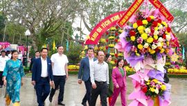 Văn phòng Đoàn đại biểu Quốc hội và HĐND tỉnh dâng hoa tưởng niệm Chủ tịch Hồ Chí Minh