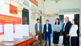 Ủy viên Ban Thường vụ Tỉnh ủy, Giám đốc Sở Xây dựng Phạm Hồng Quang kiểm tra công tác chuẩn bị bầu cử