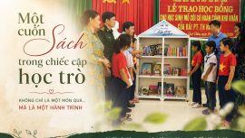 Một cuốn sách trong chiếc cặp học trò