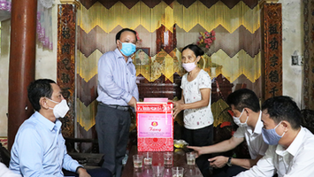 Phó Chủ tịch HĐND tỉnh Nguyễn Nam Đình thăm, tặng quà các gia đình chính sách trên địa bàn thị xã Hoàng Mai