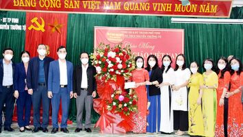 Phó Chủ tịch Thường trực HĐND tỉnh chúc mừng các trường học trên địa bàn thành phố Vinh