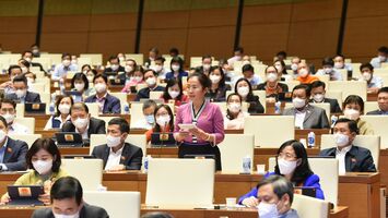 Đại biểu Quốc hội đoàn Nghệ An chất vấn Bộ trưởng Bộ Kế hoạch và Đầu tư Nguyễn Chí Dũng